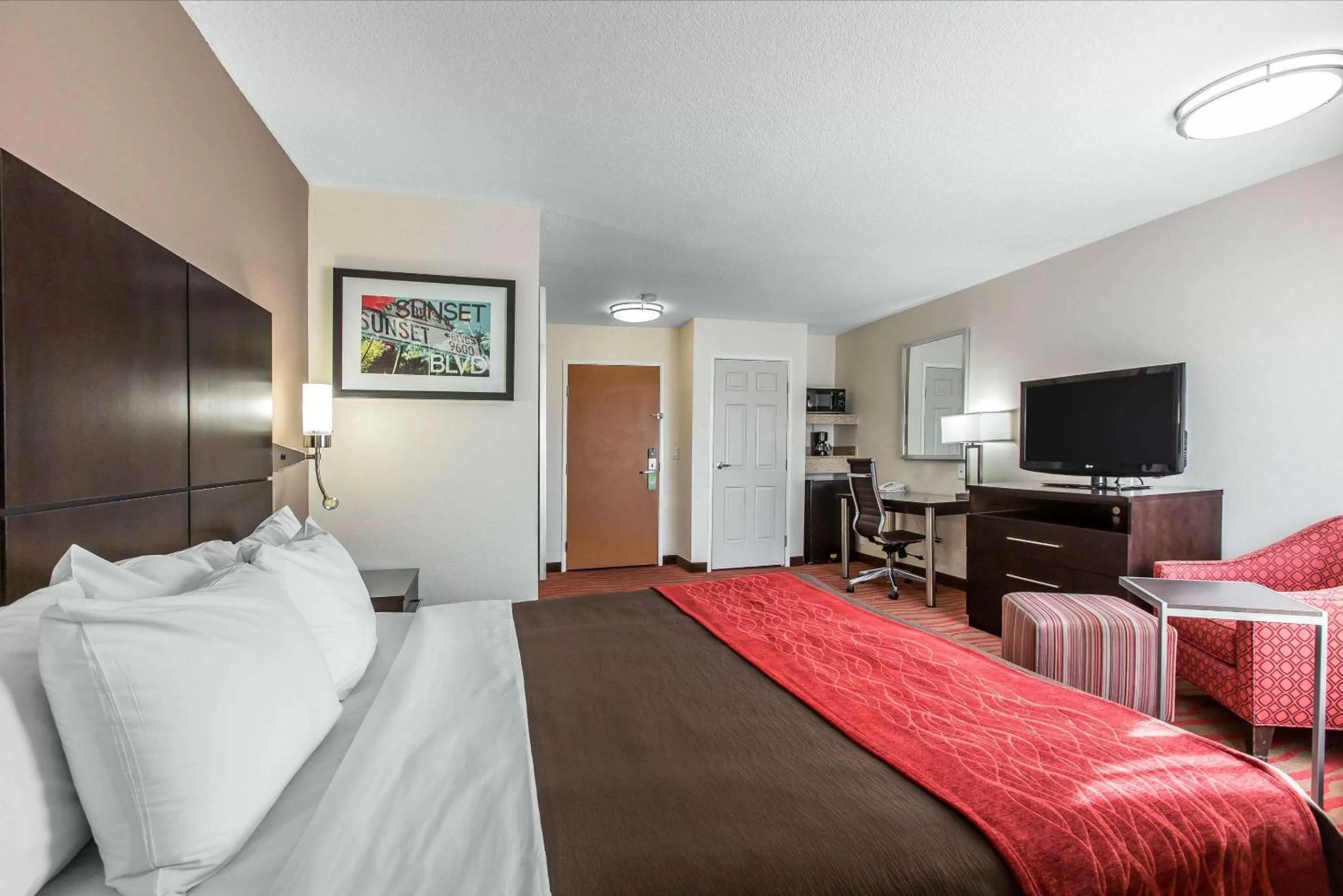 Photo of the whole room, Bed in Comfort Inn Los Angeles near Hollywood