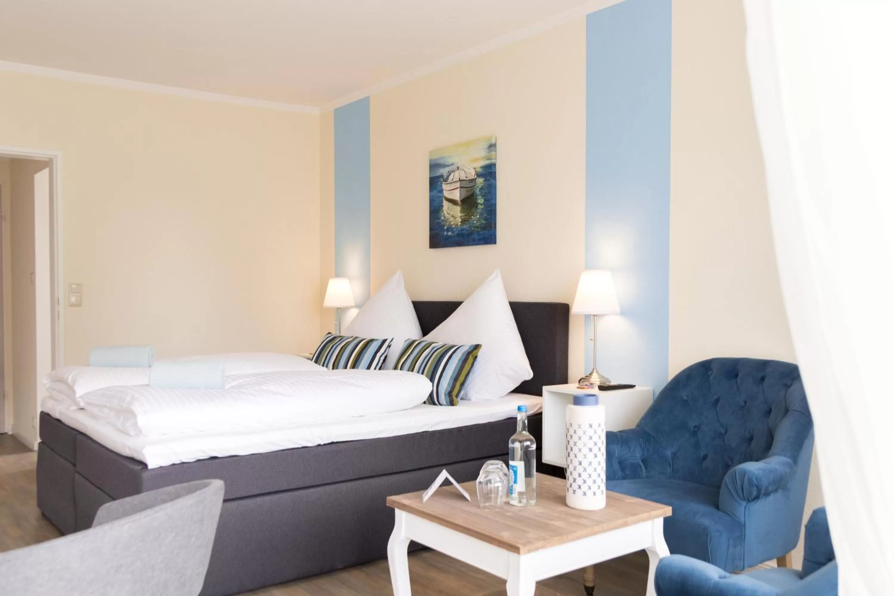 Photo of the whole room, Bed in Das Frühstückshotel Büsum