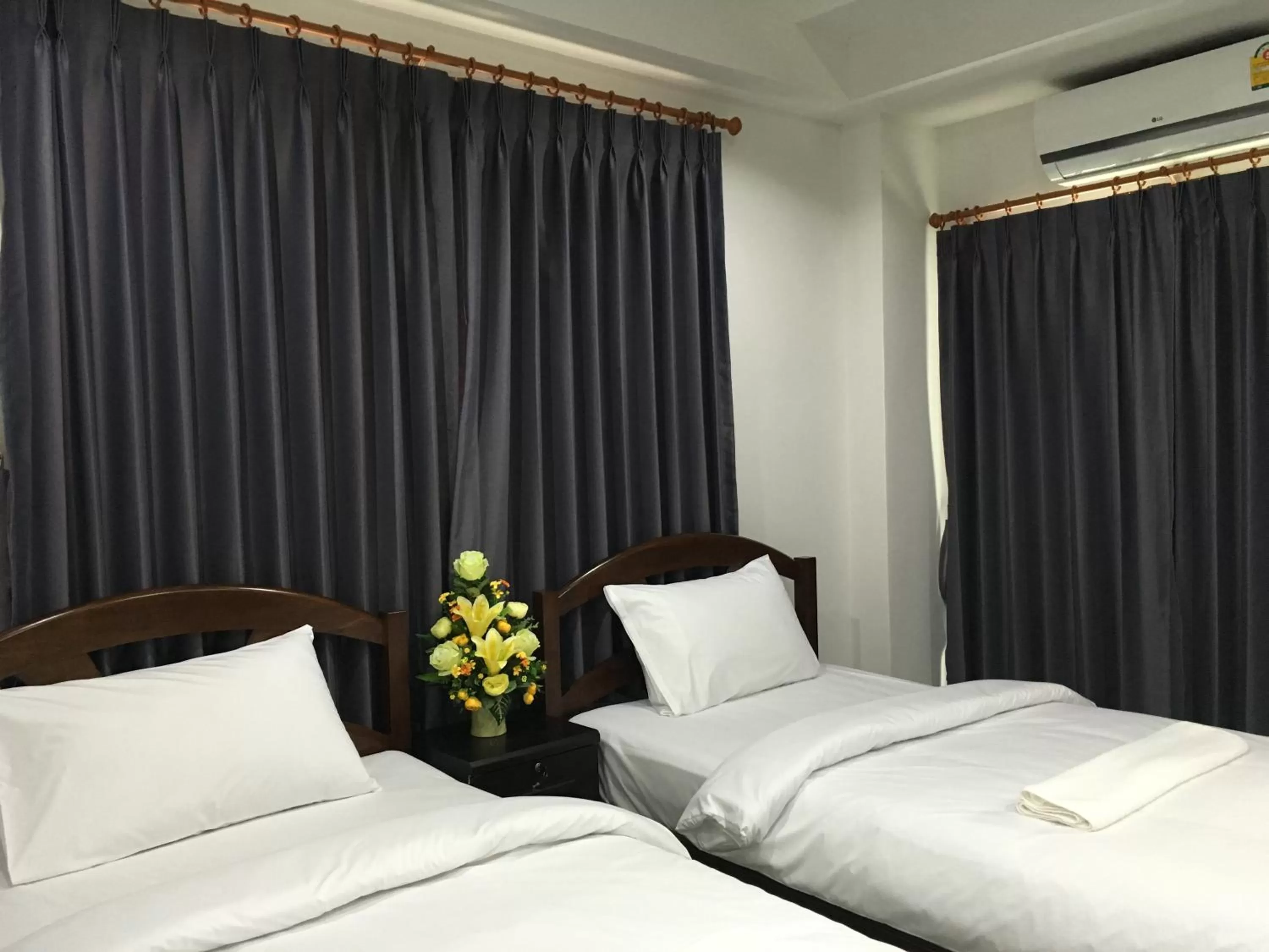 Photo of the whole room, Bed in Baan Samrarn