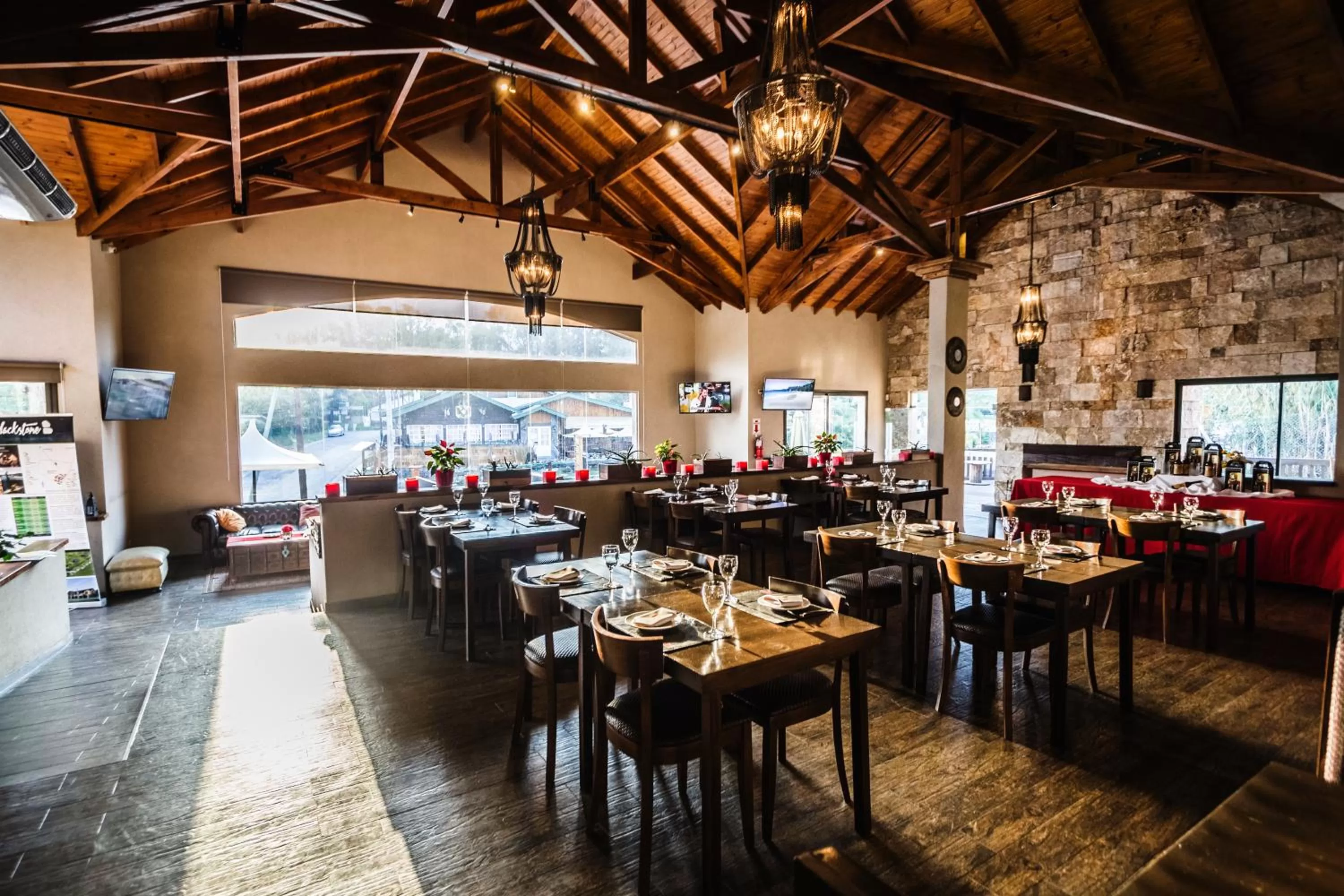 Restaurant/places to eat in BlackStone Apart Boutique Hotel