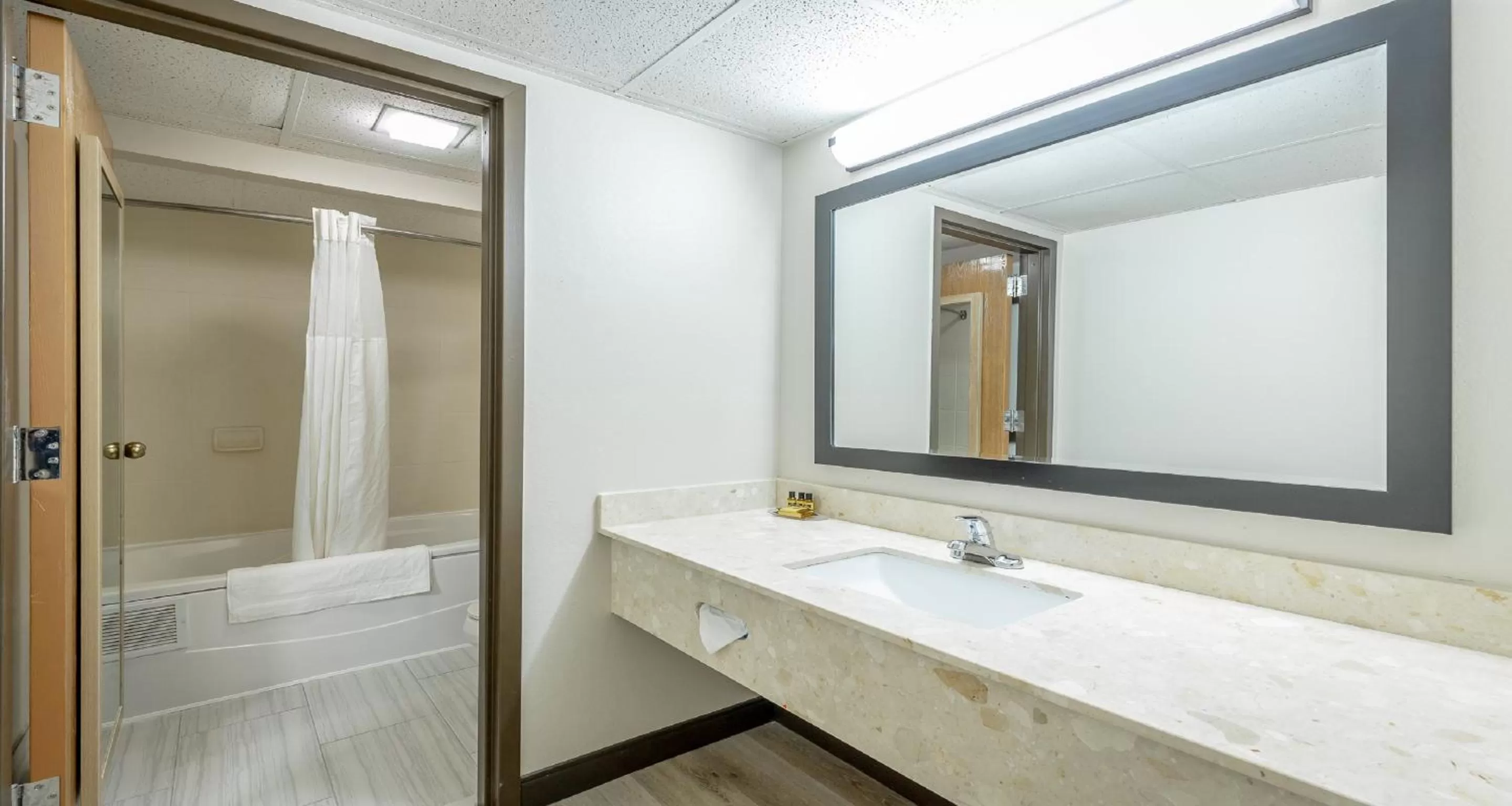Bathroom in Comfort Inn & Suites Chattanooga-East Ridge