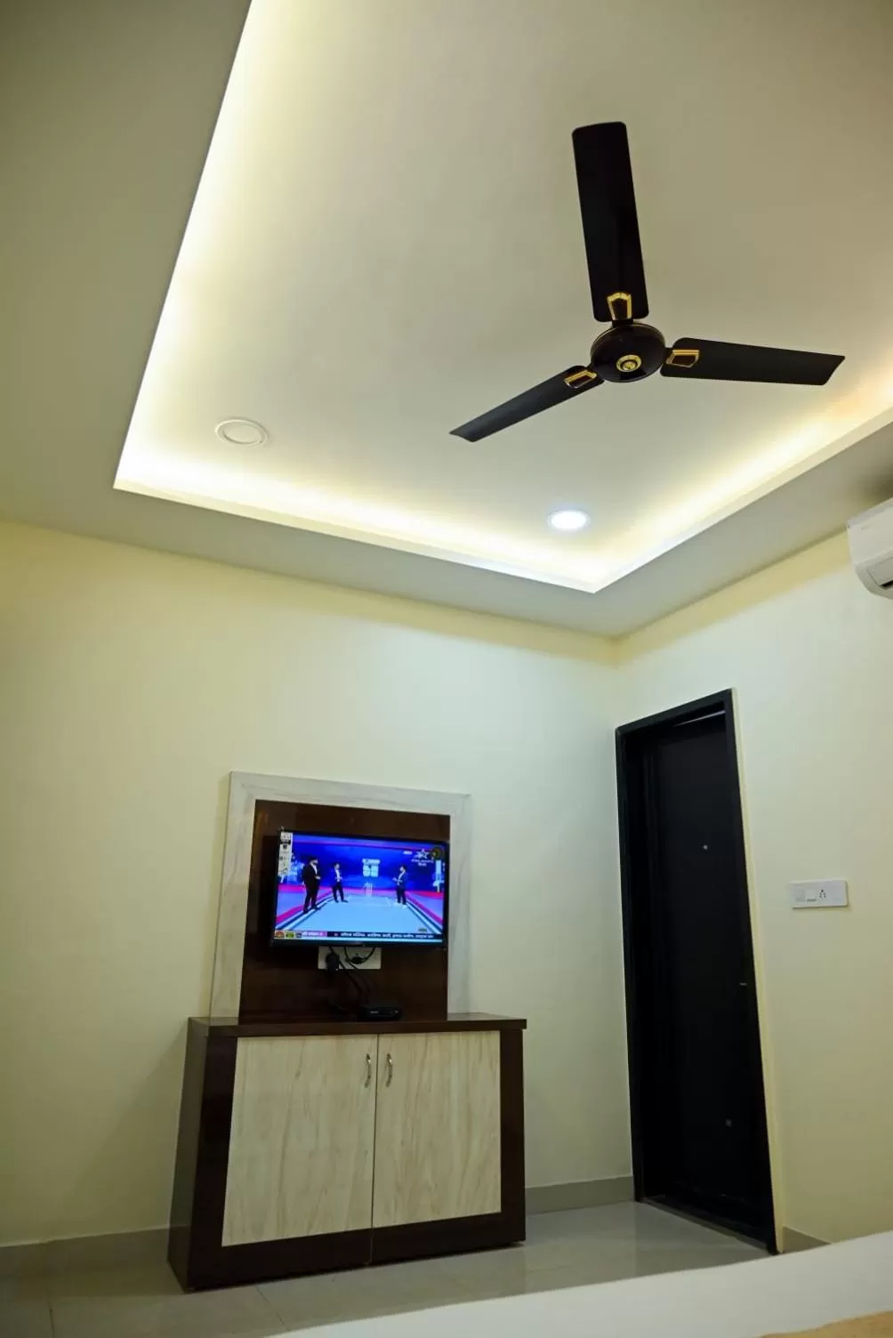 Communal lounge/ TV room in Hotel Golden Bliss