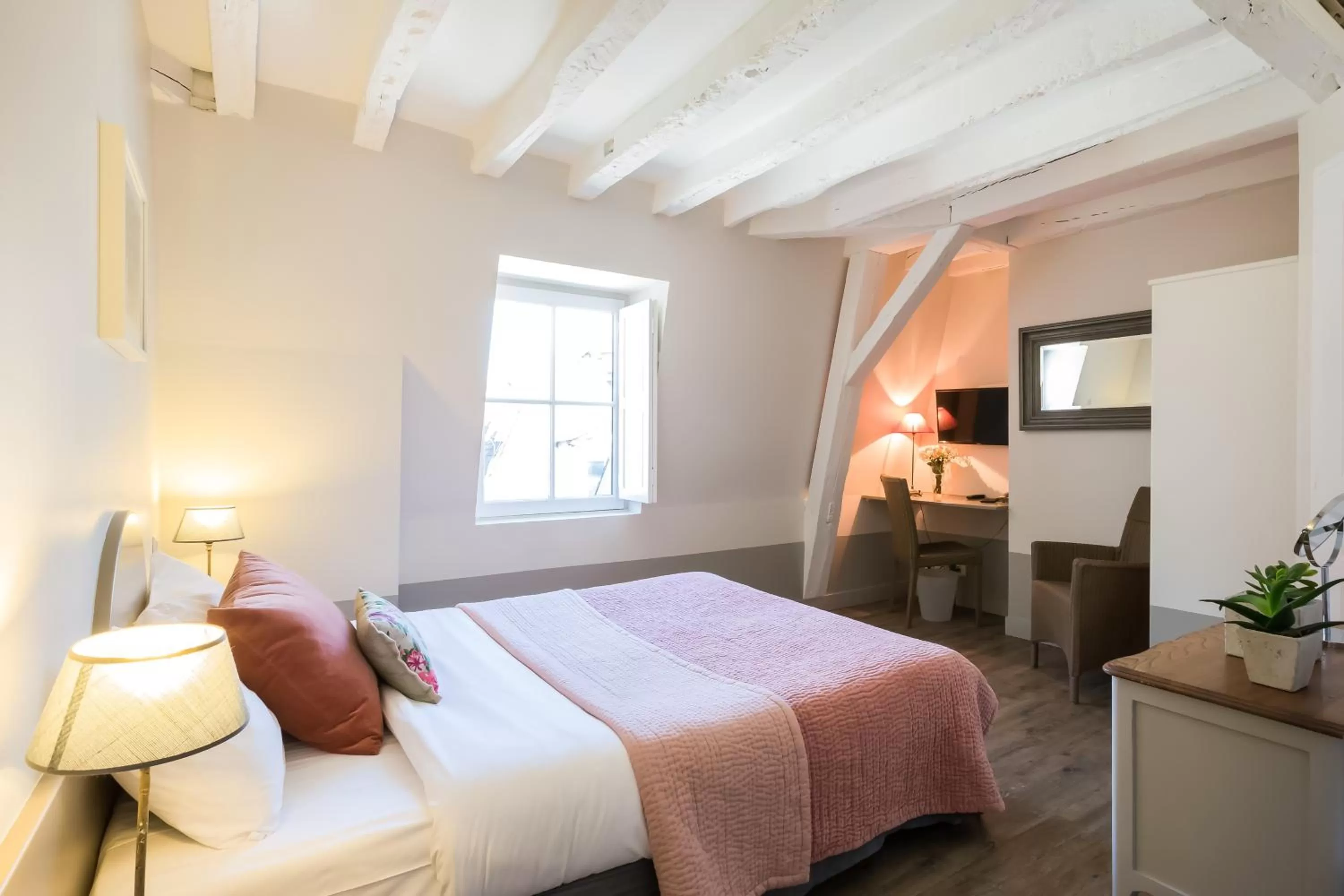 Bed in Hôtel L'Adresse