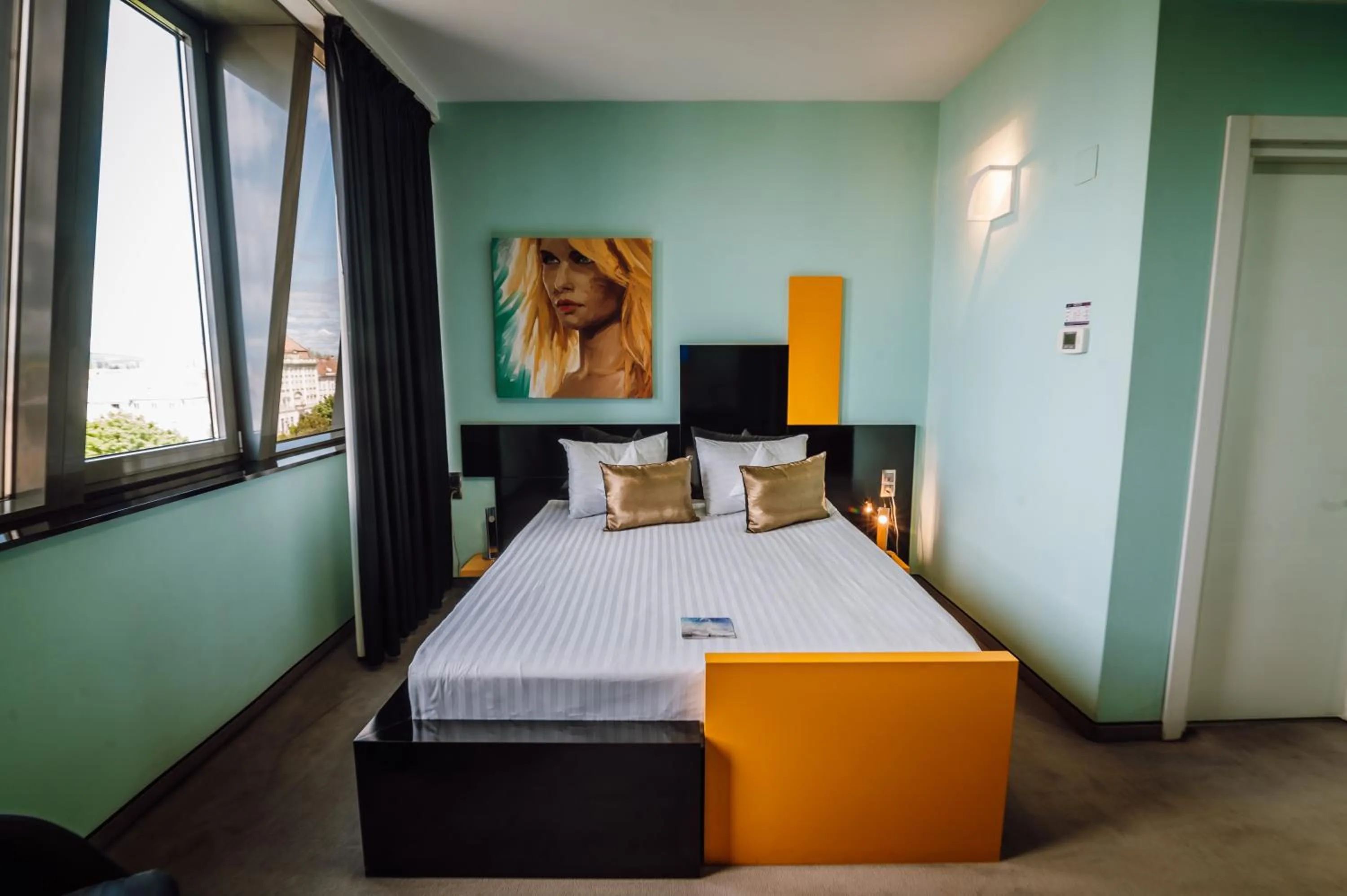 Bed in Plaza V Executive Hotel