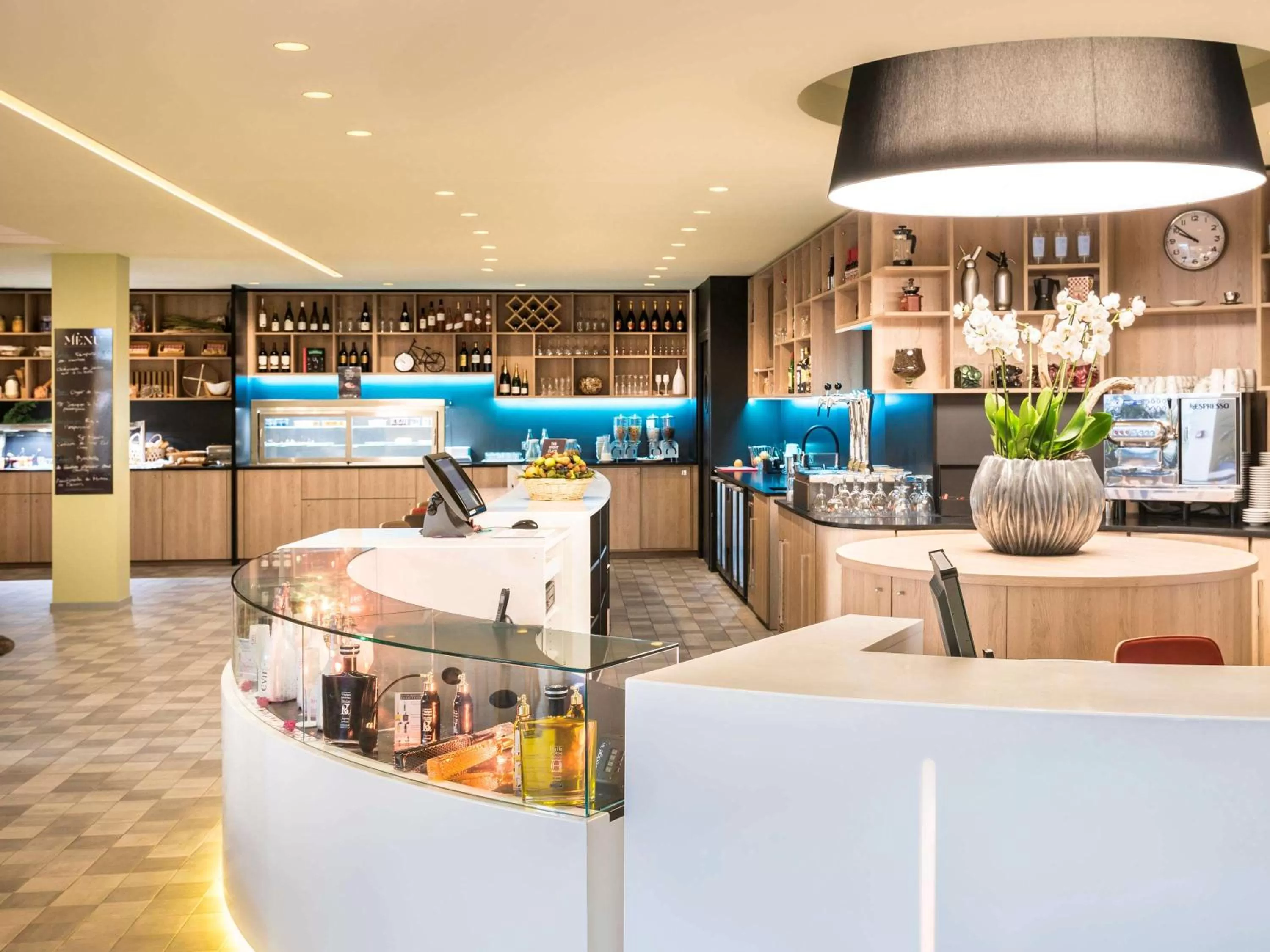 Lounge or bar in Novotel Paris Nord Expo Aulnay