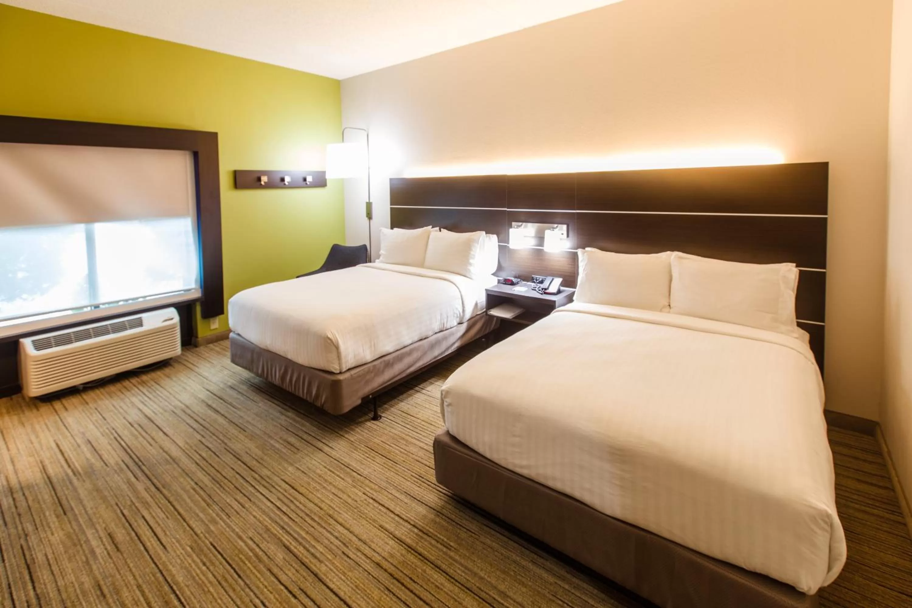 Photo of the whole room, Bed in Holiday Inn Express Hotel & Suites Harriman by IHG