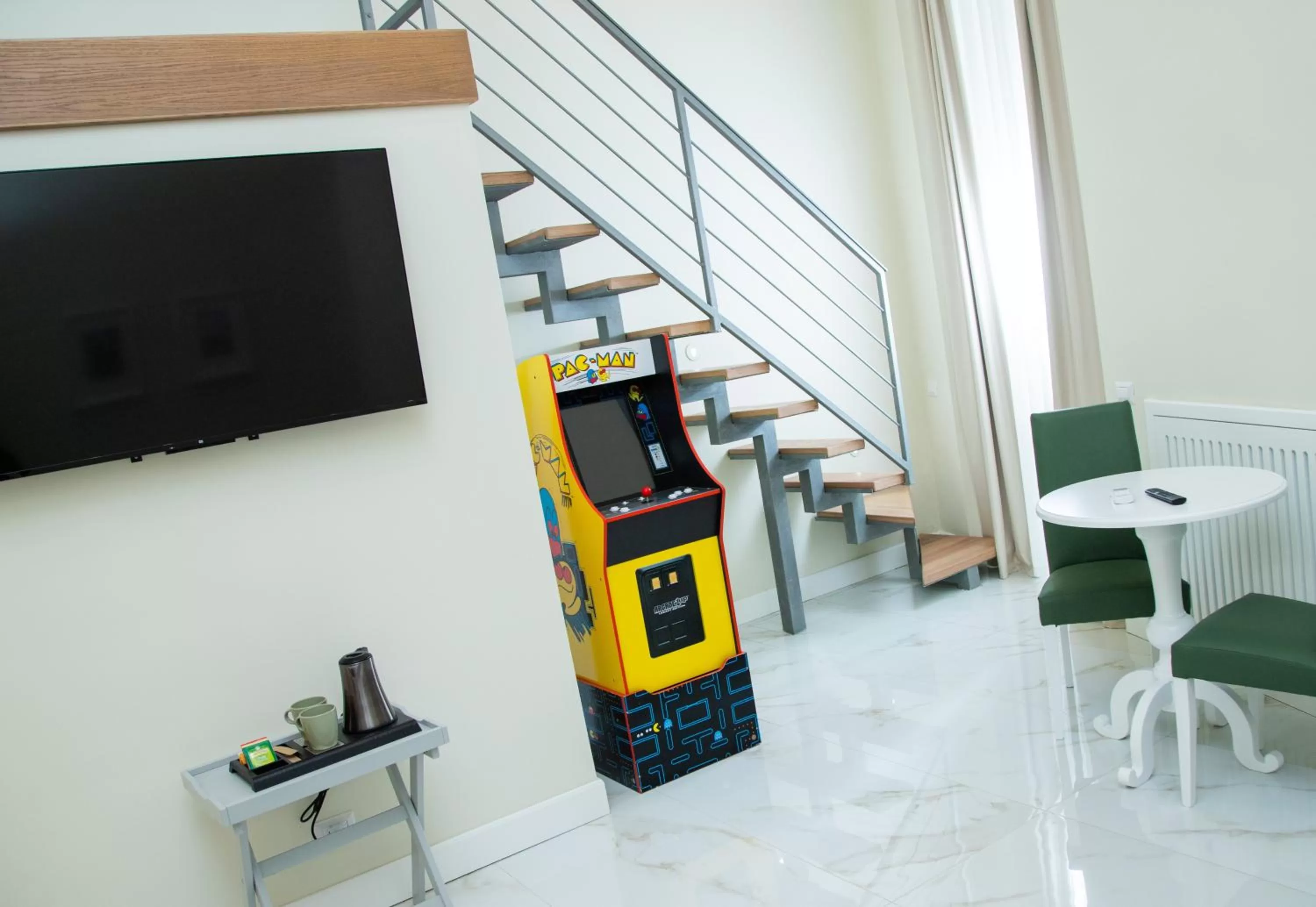 TV and multimedia, TV/Entertainment Center in Gentile Suite