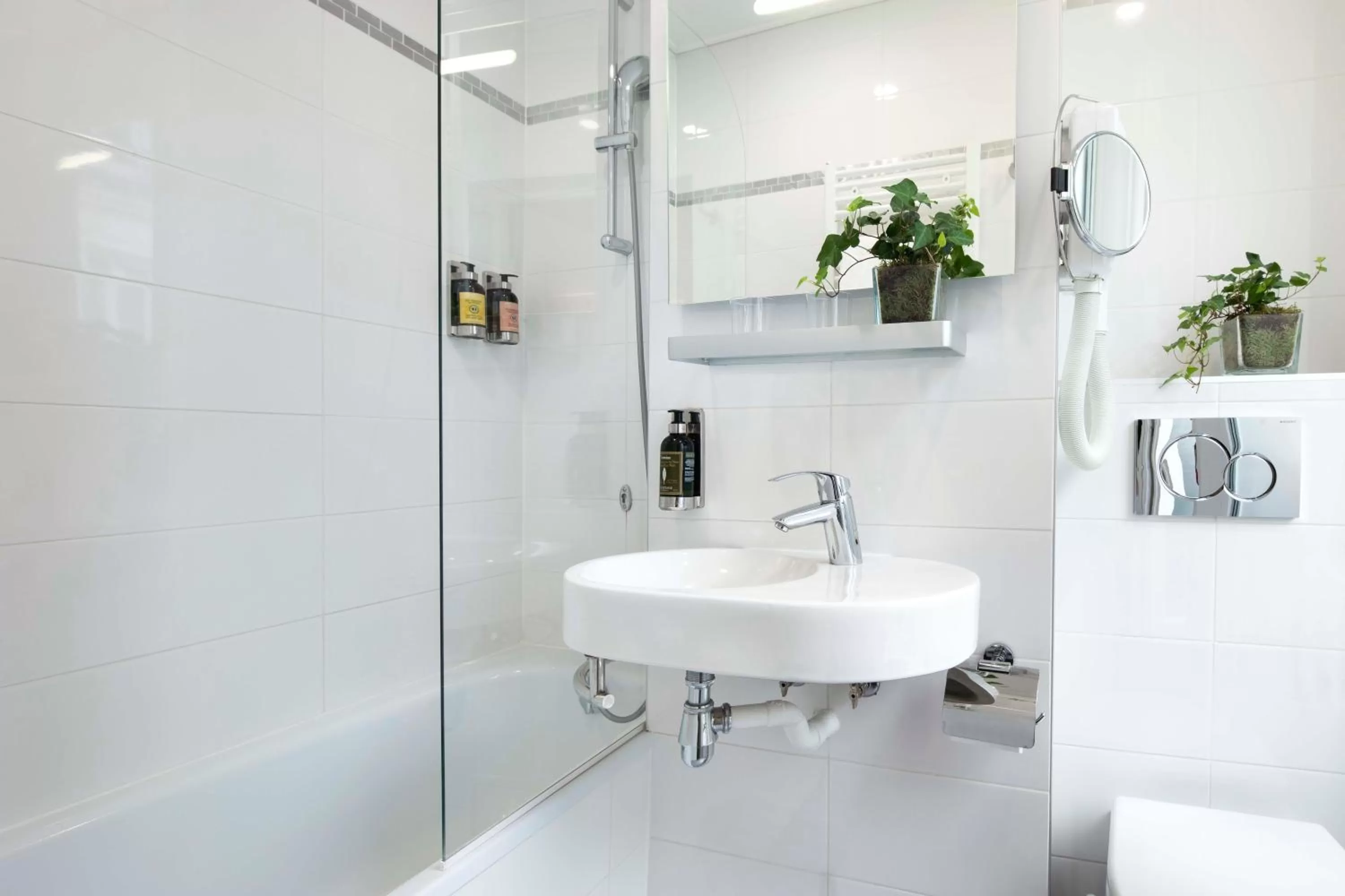 Bathroom in Hôtel des Arts Montmartre