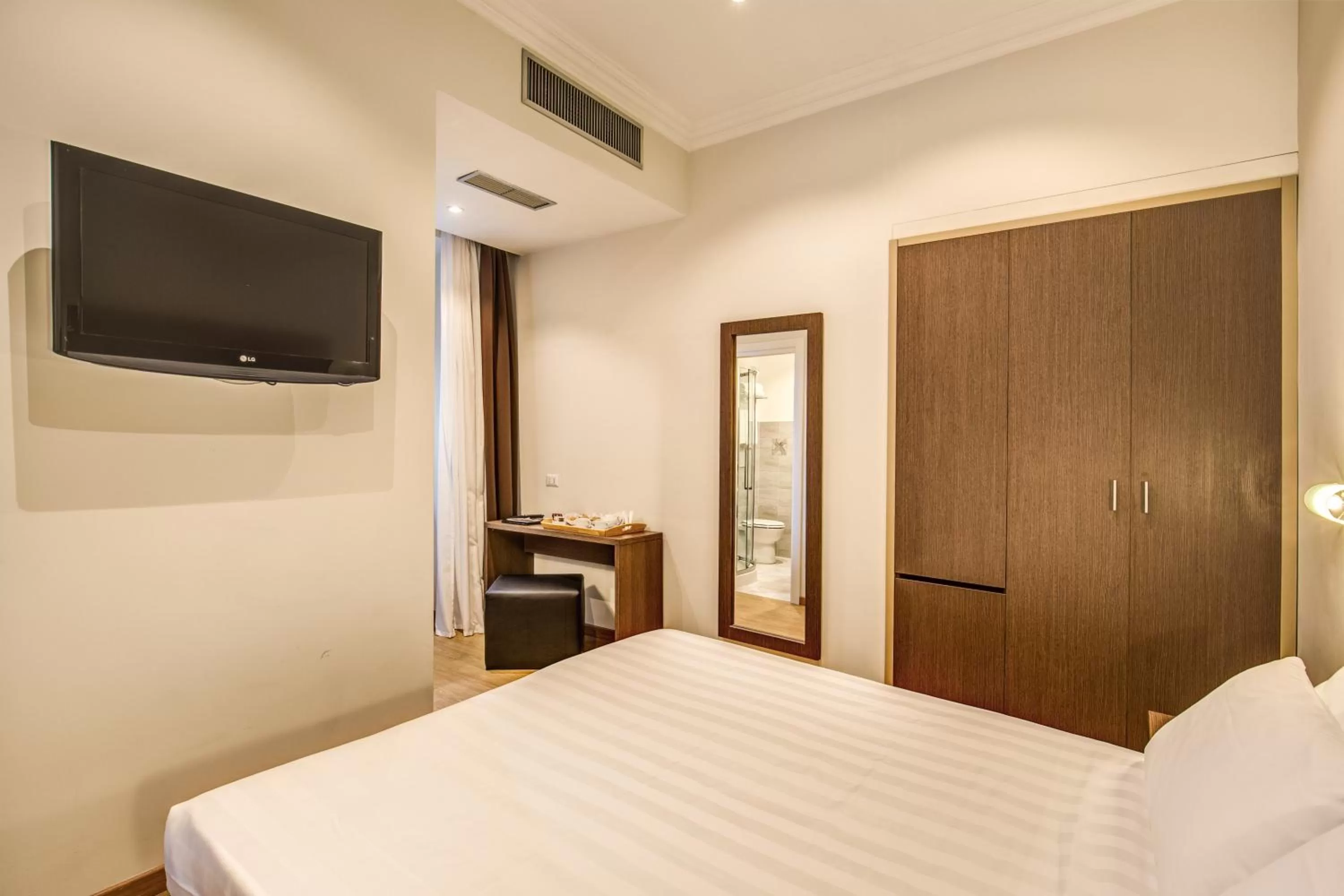 Photo of the whole room, Bed in Rome Garden Hotel