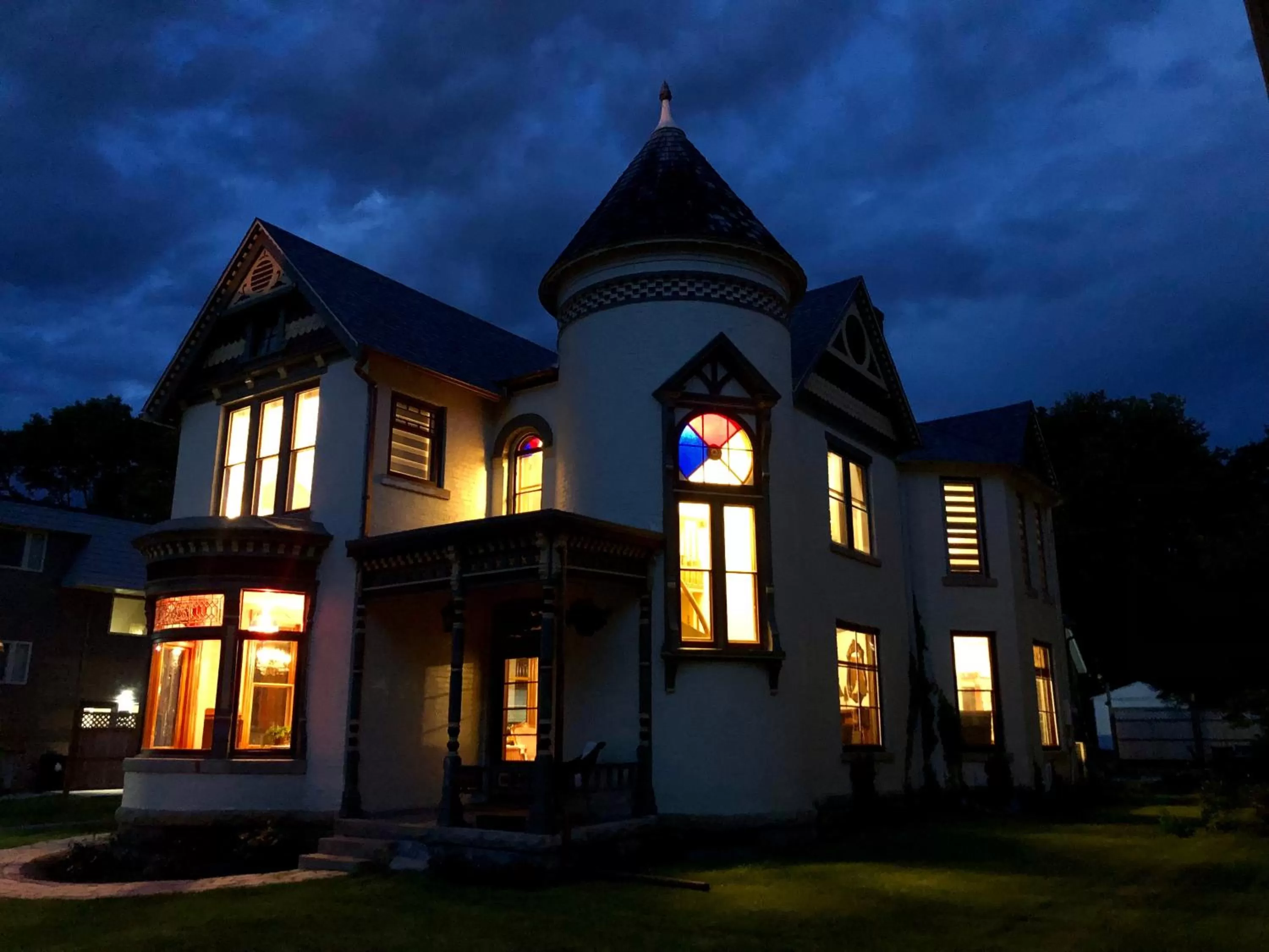 Property Building in Moulin Rouge House Bed and Breakfast