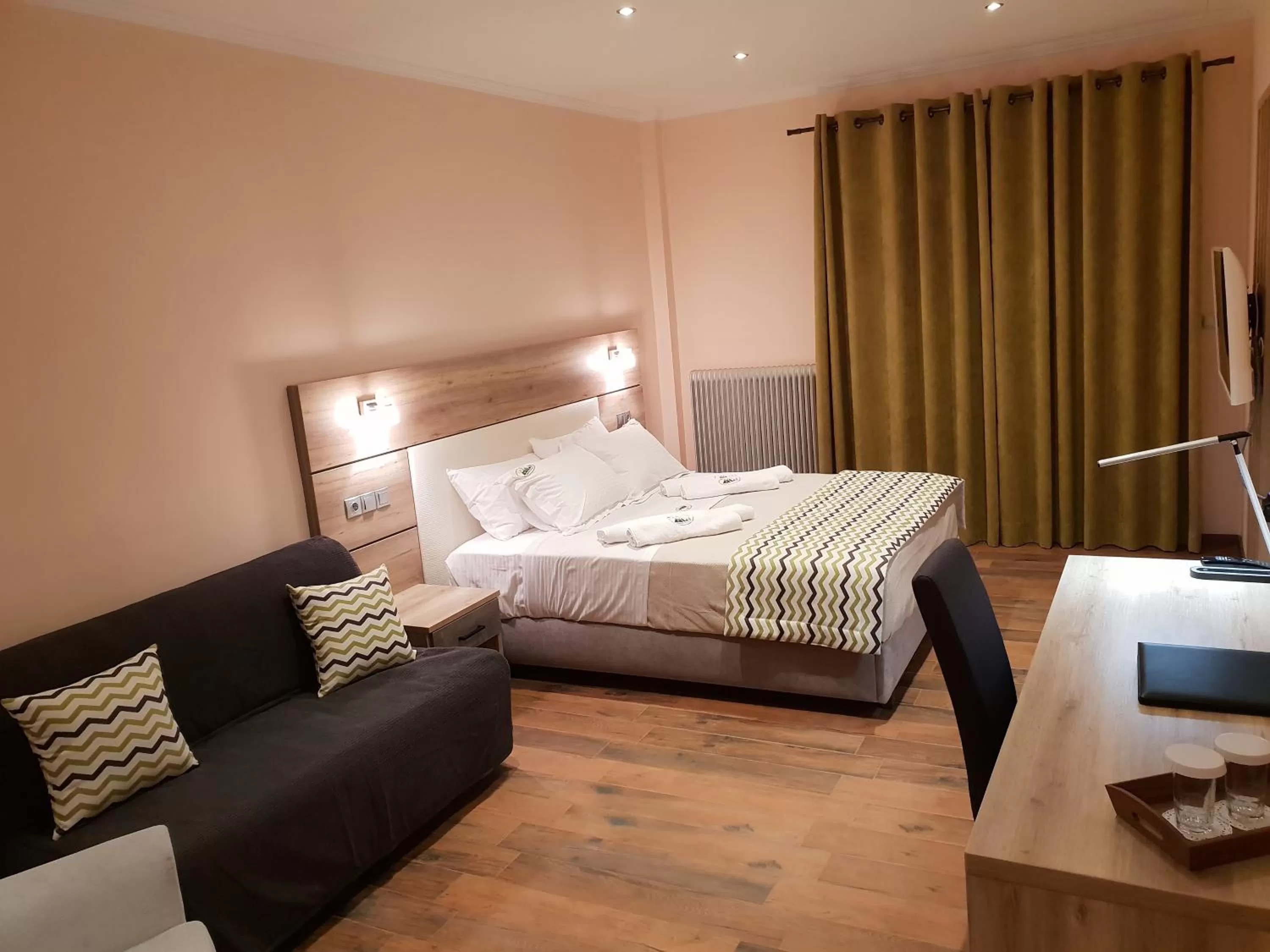 Photo of the whole room, Bed in Mondeus Inn Luxury