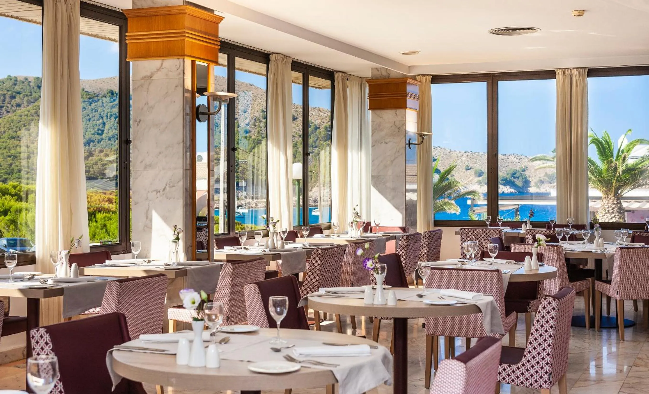 Restaurant/places to eat in Hotel & Spa S'Entrador Playa