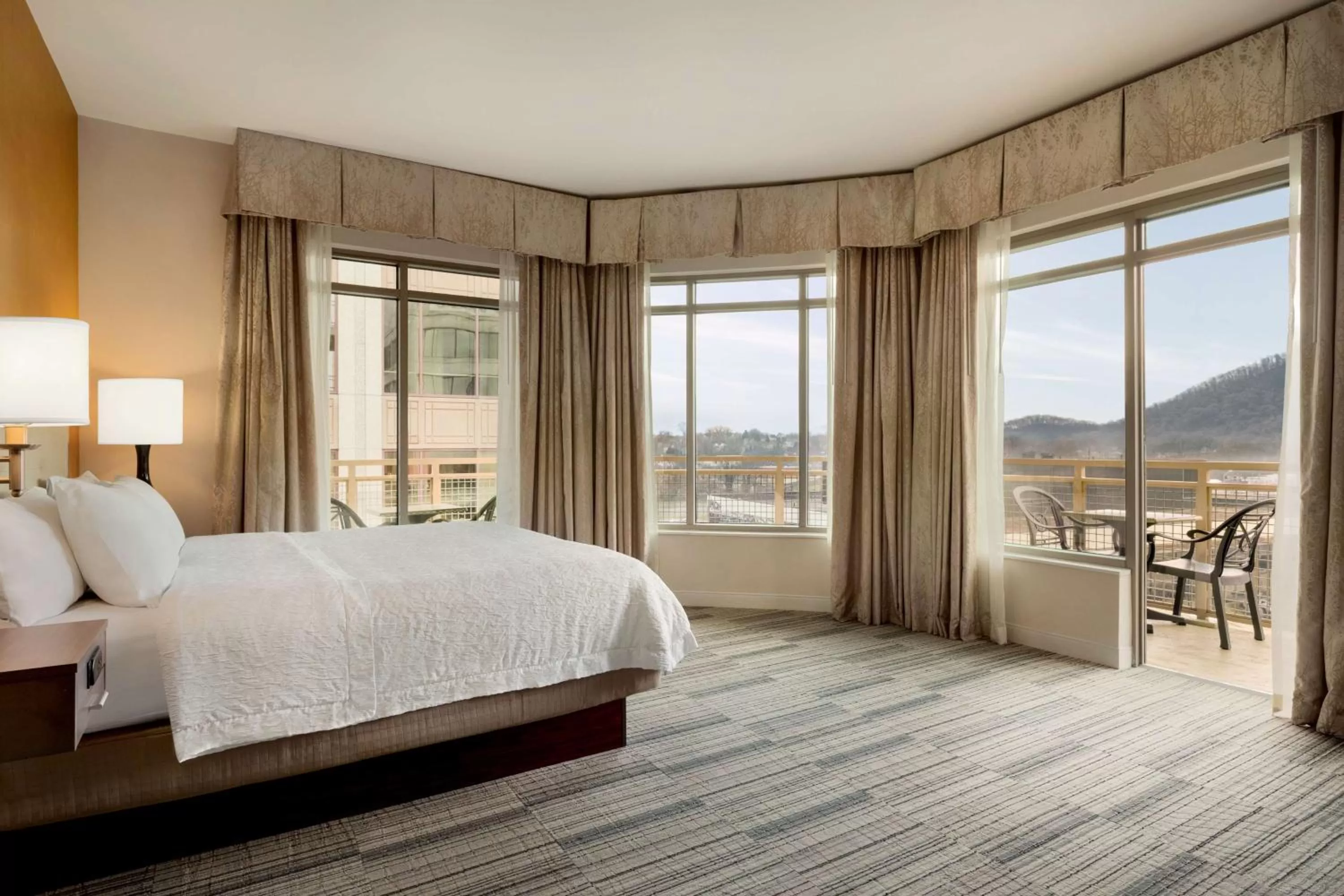 Bed in Hampton Inn & Suites - Roanoke-Downtown, VA