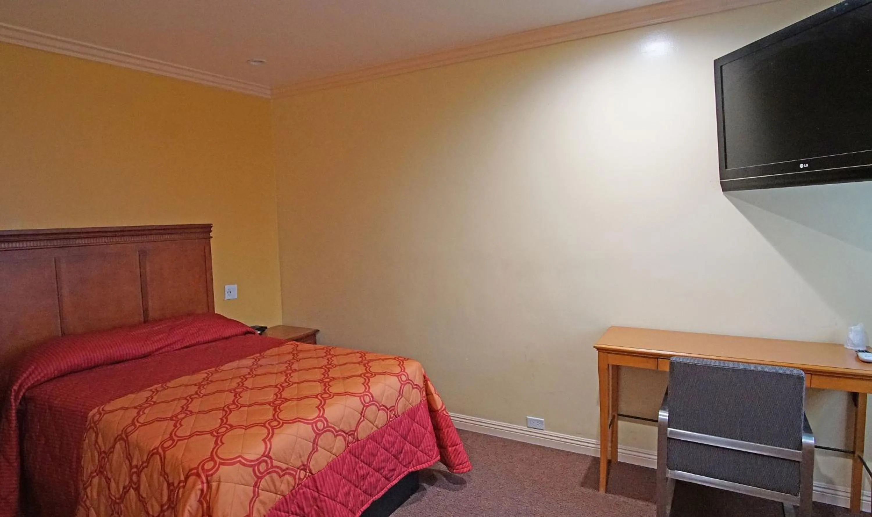 Bed in Rosa Bell Motel - Los Angeles