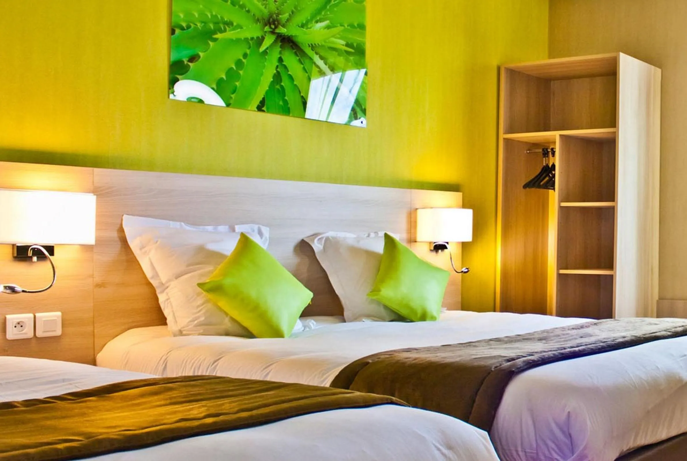 Photo of the whole room, Bed in The Originals City, Hôtel des Lys, Dreux