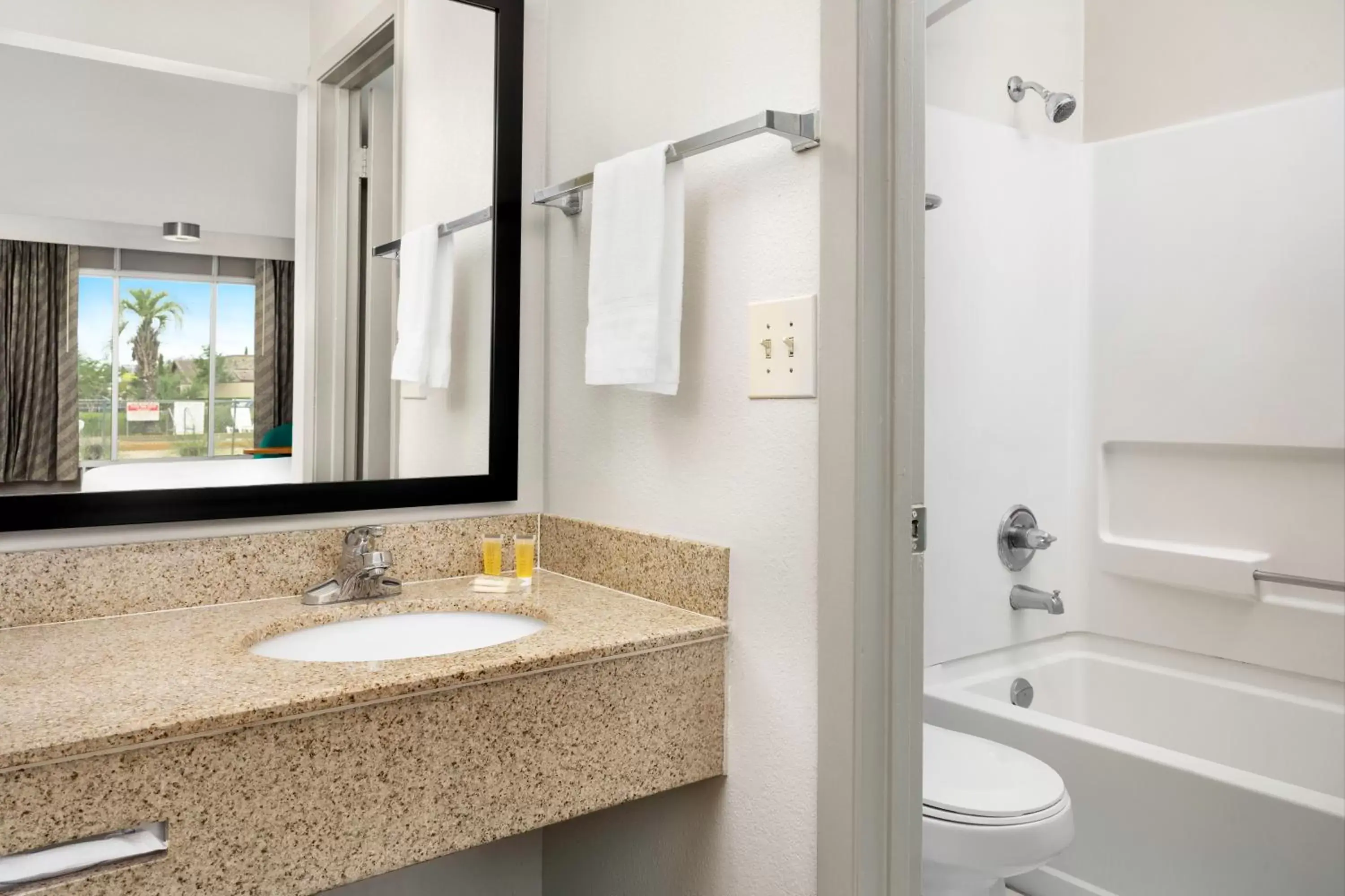 Double Room with Two Double Beds - Non-Smoking in Days Inn by Wyndham Lake City I-75 Double Room with Two Double Beds - Non-Smoking in Days Inn by Wyndham Lake City I-75