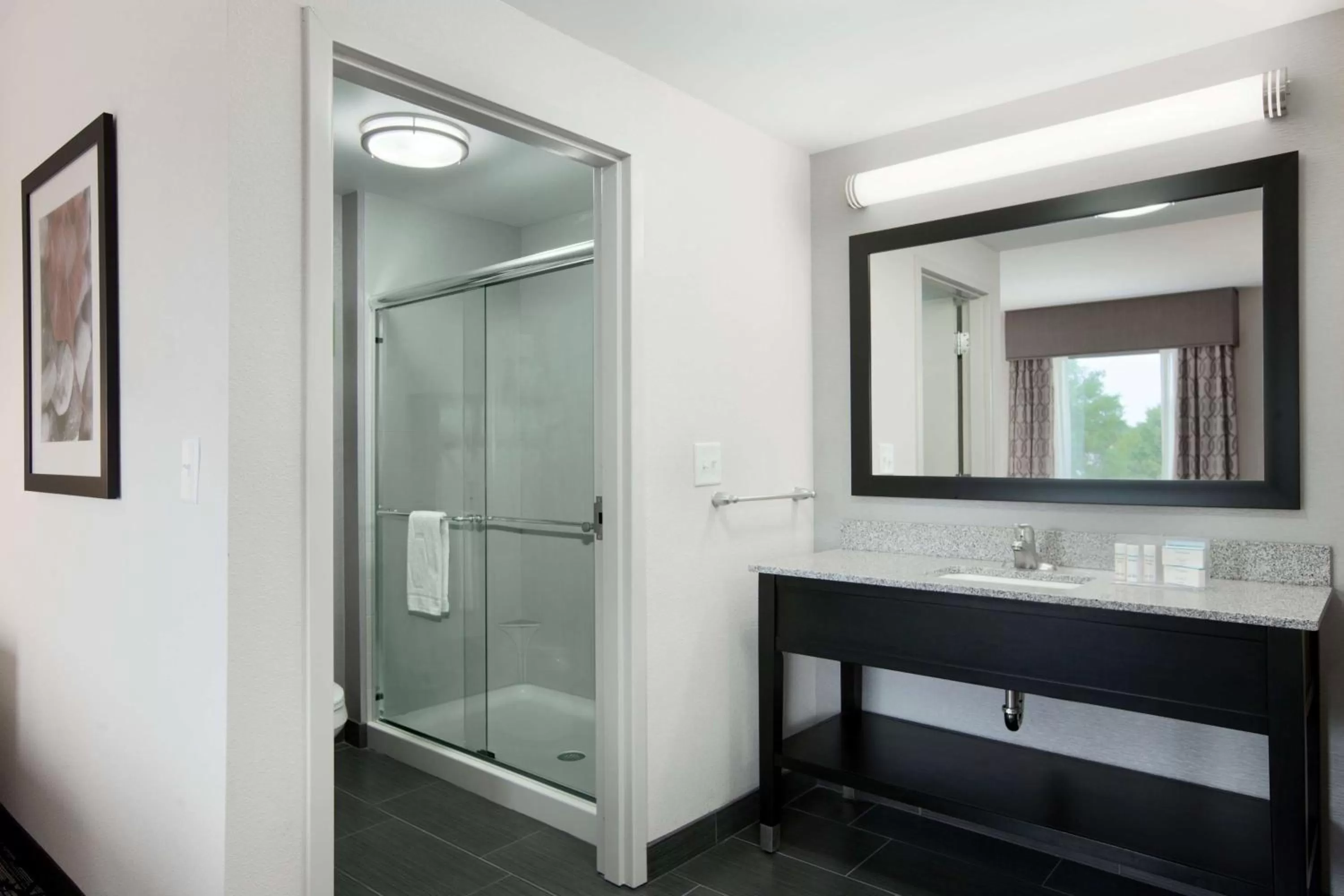 Living room in Hampton Inn and Suites Roanoke Airport/Valley View Mall