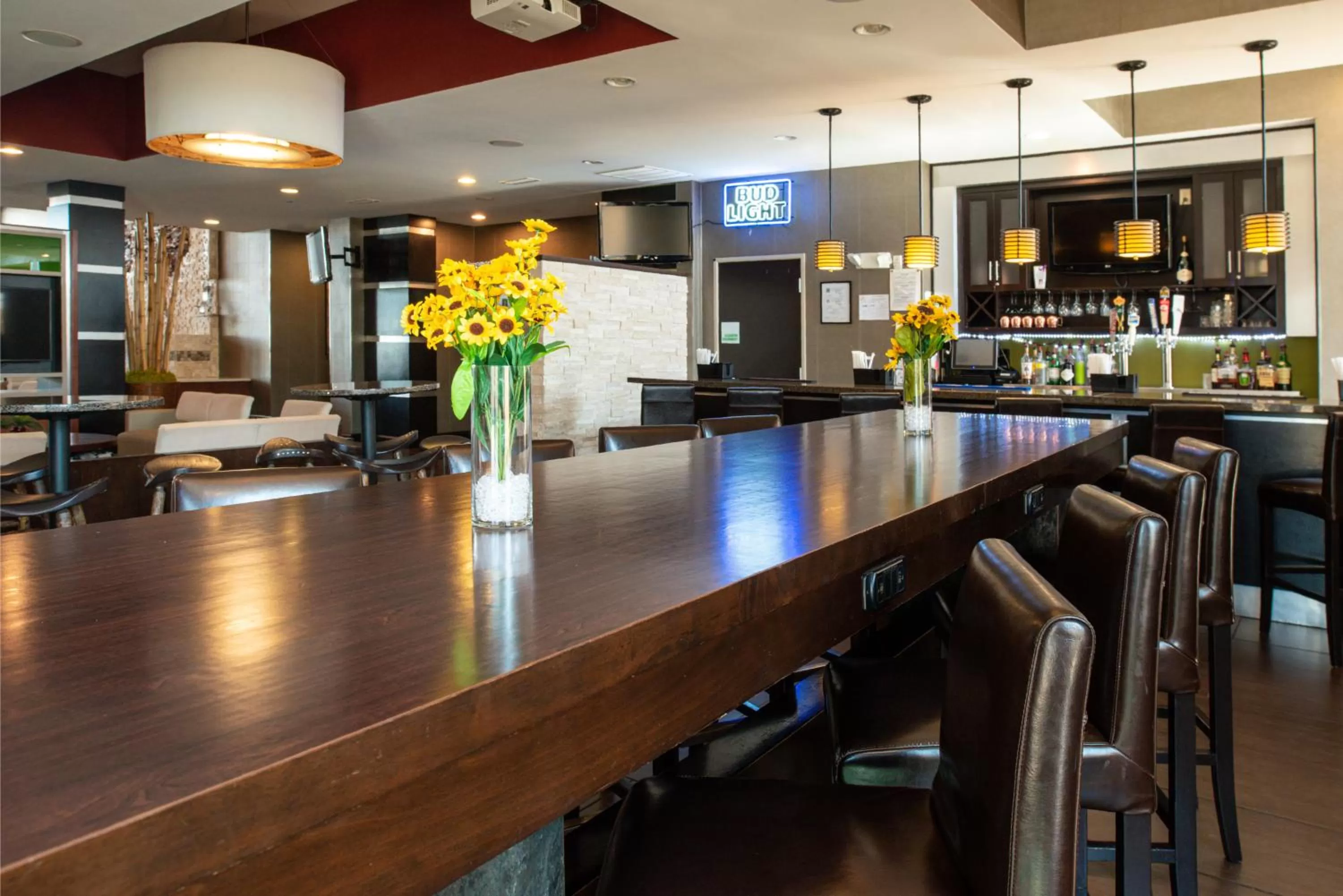 Lounge or bar in The Holiday Inn Amarillo West Medical Center by IHG