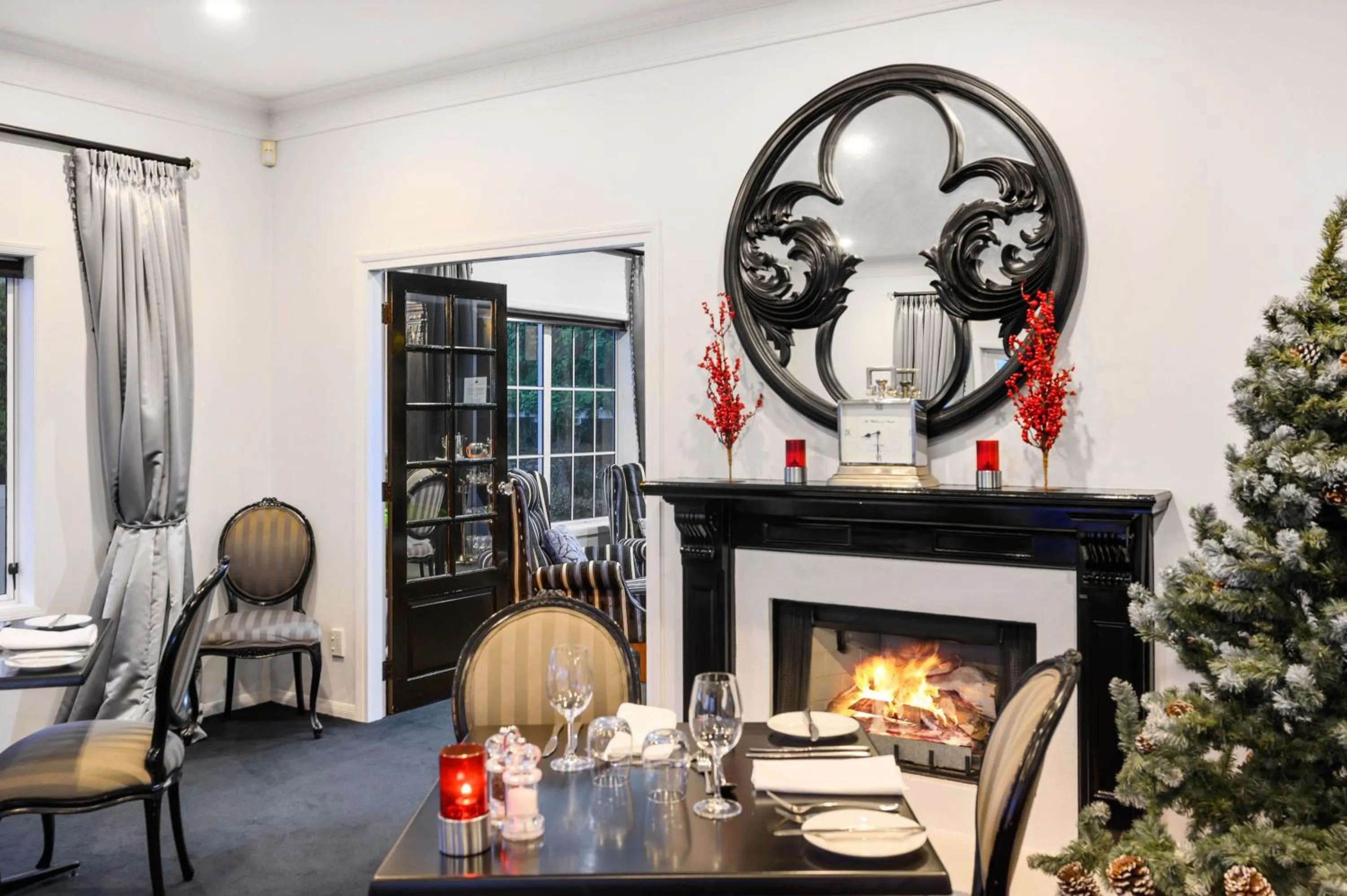 Restaurant/places to eat in Black Swan Lakeside Boutique Hotel