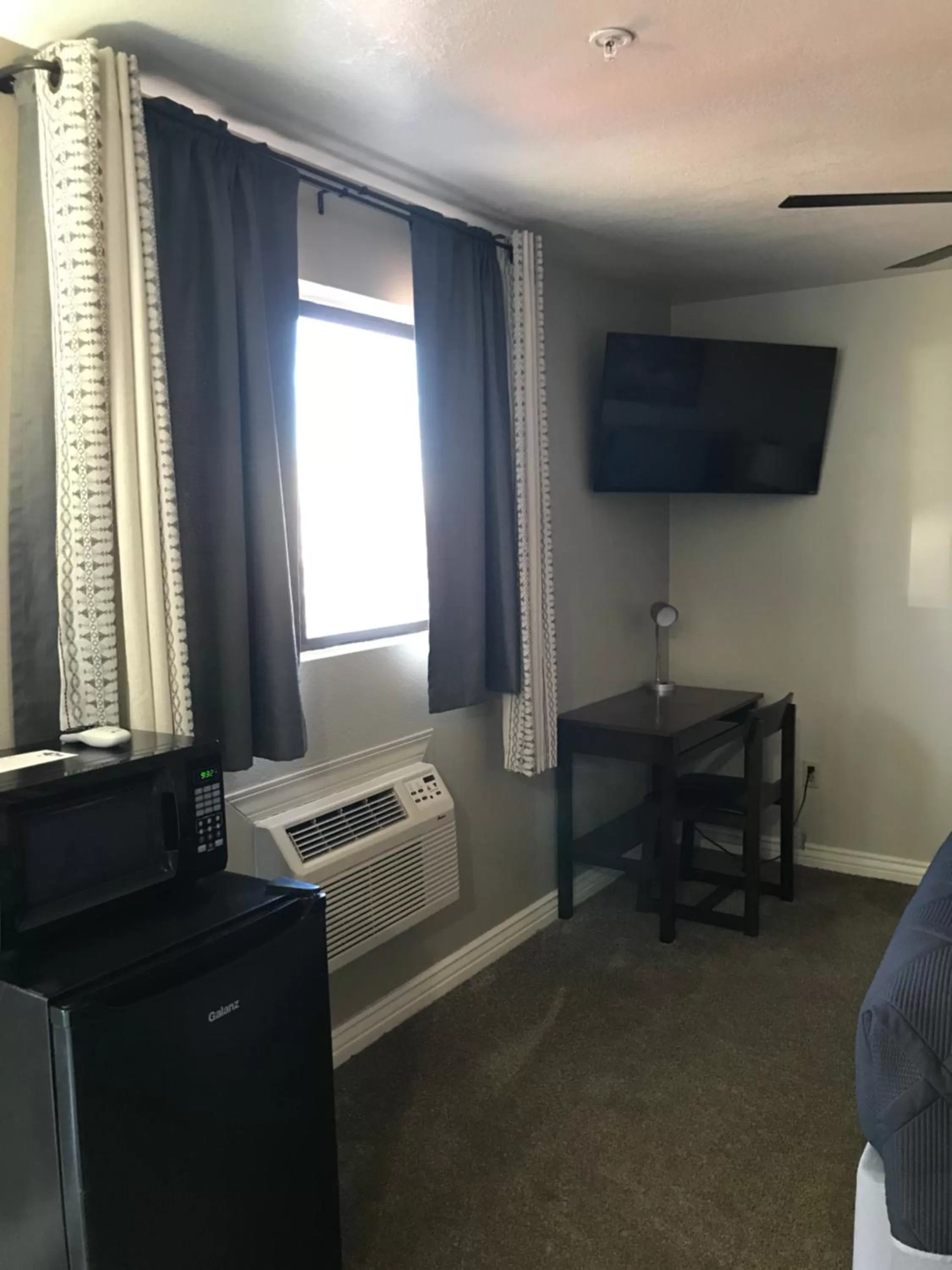 TV and multimedia, Bed in Red Rock Motel and Dam Motel