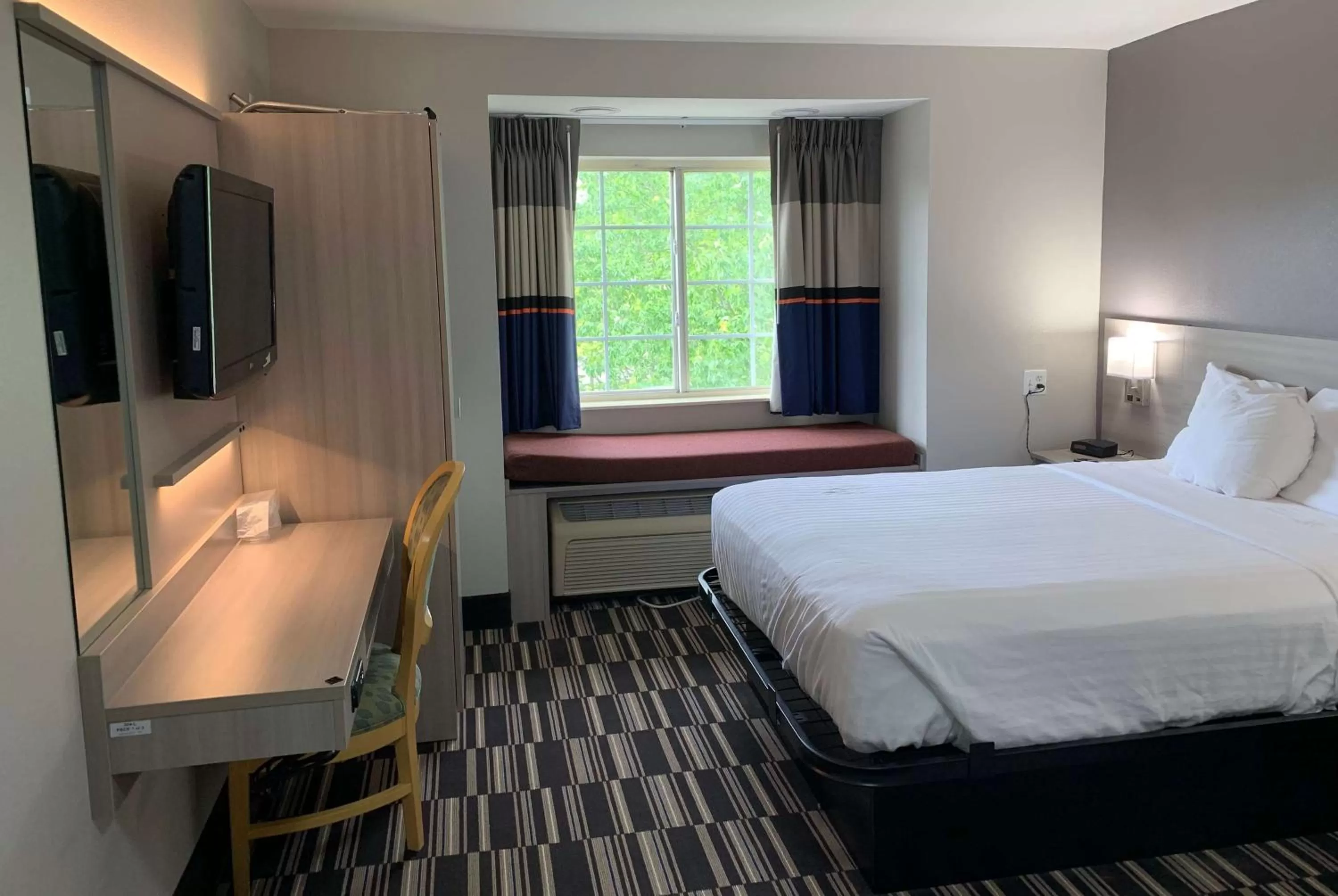Photo of the whole room, Bed in Microtel Inn by Wyndham Charlotte Airport