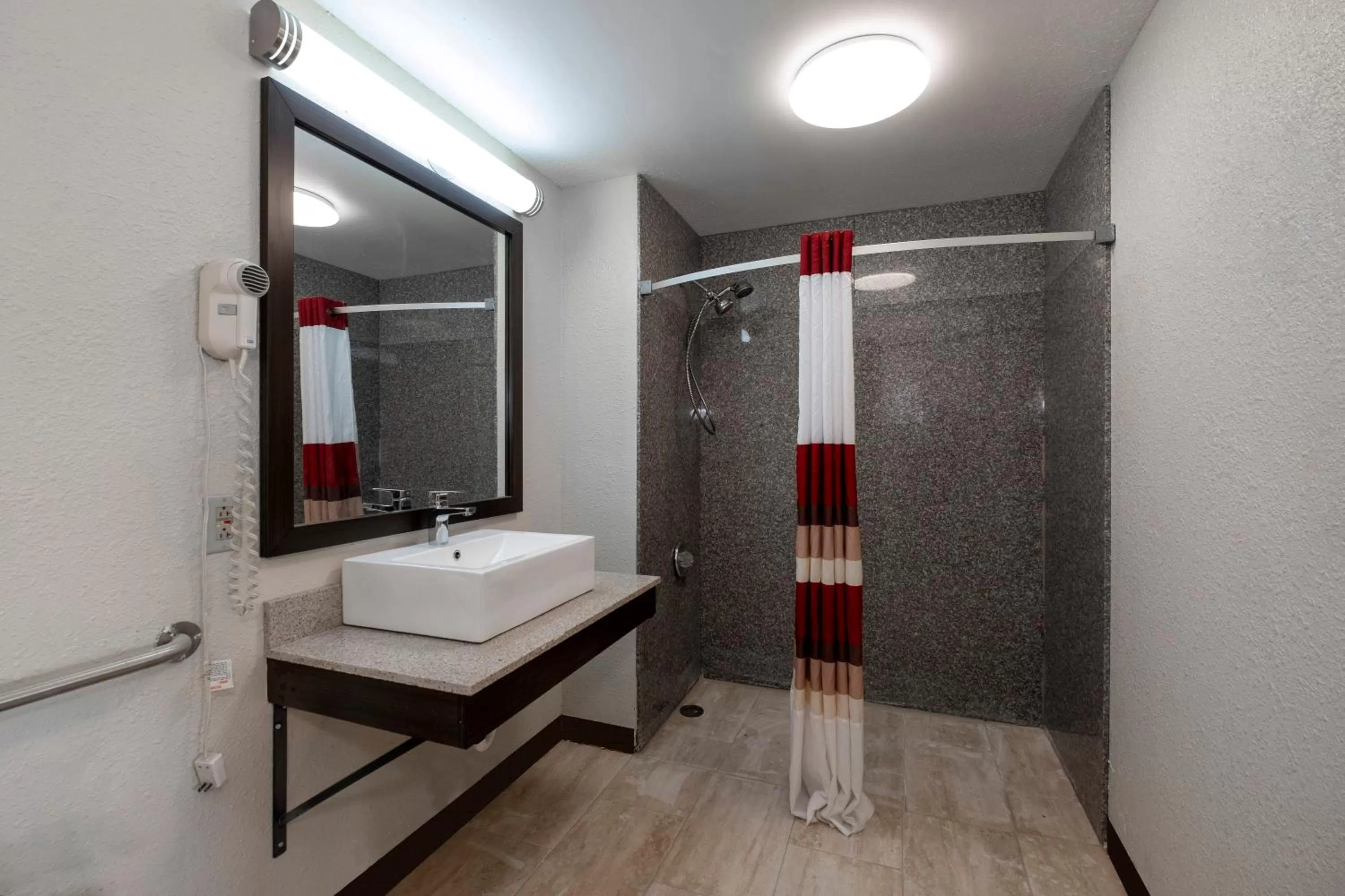 Bathroom in Red Roof Inn Kenly - I-95