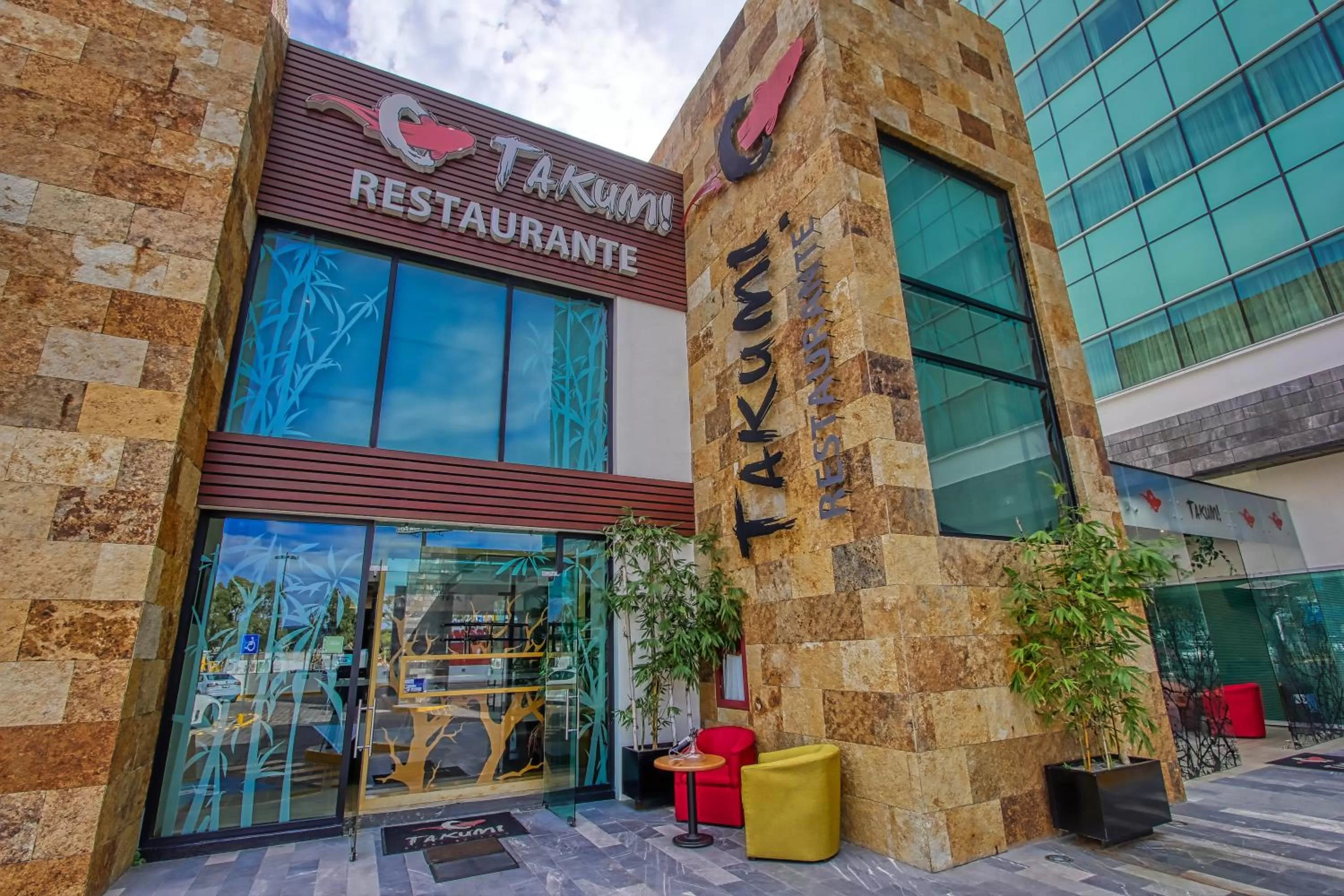 Restaurant/places to eat in Holiday Inn & Suites Plaza Mayor by IHG