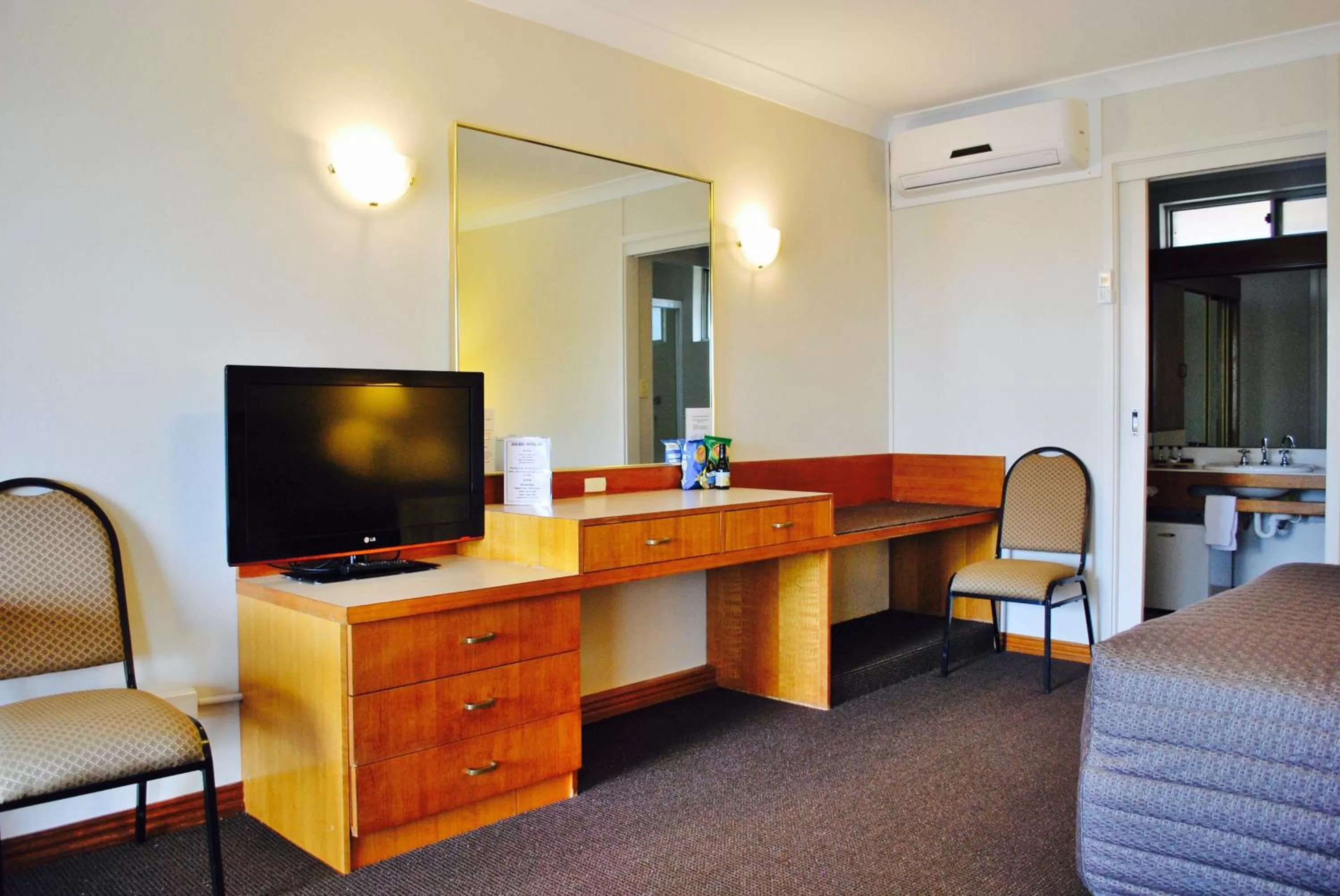 Bedroom in Cascades Motor Inn