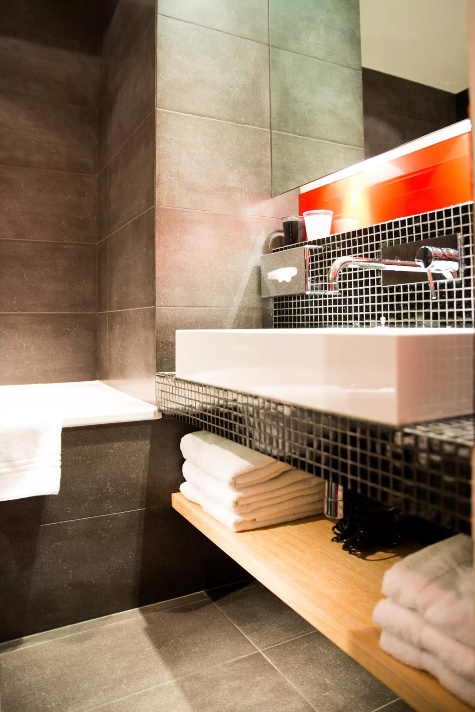 Bathroom in Golden Tulip Opera de Noailles