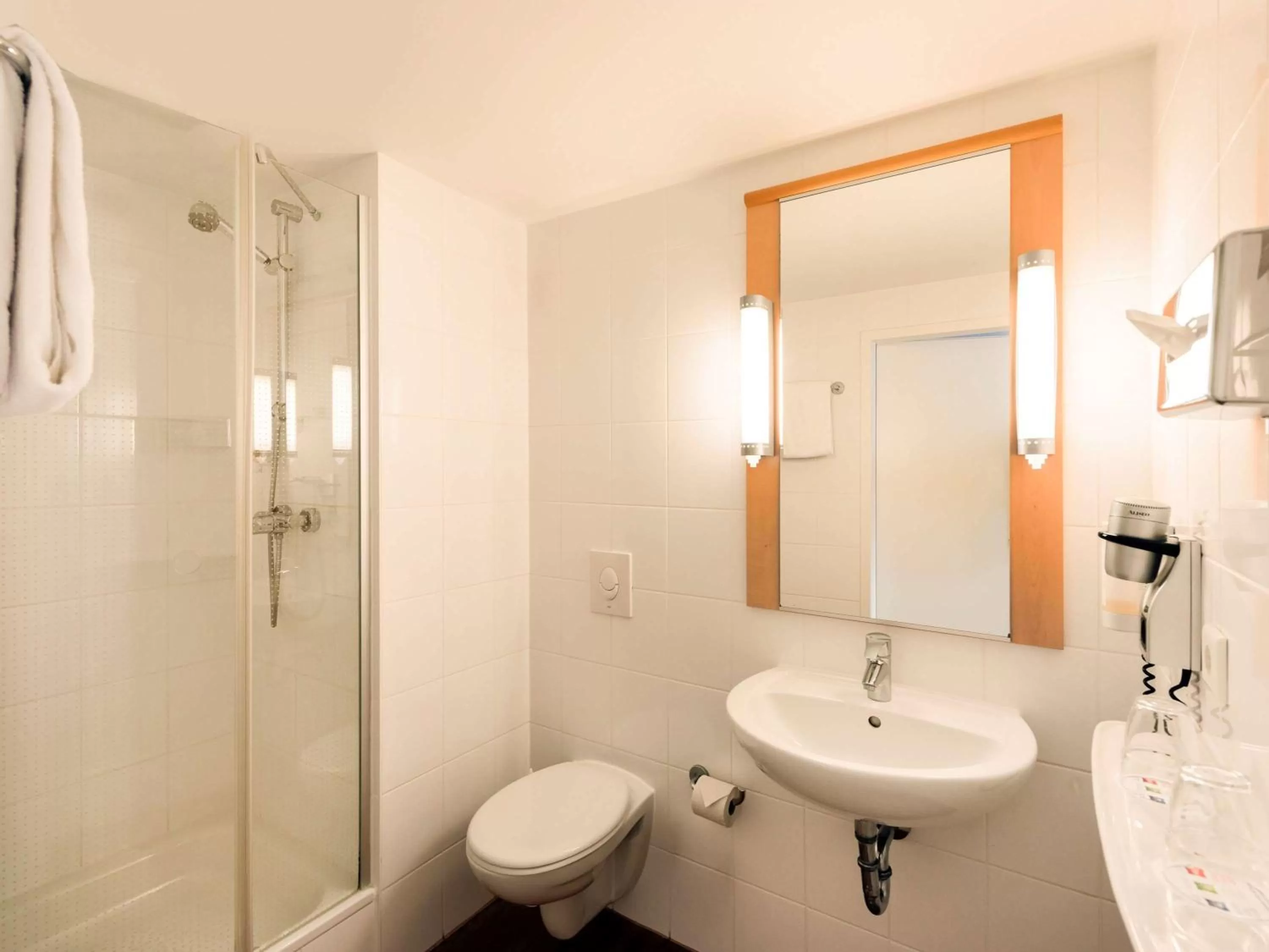 Photo of the whole room, Bathroom in ibis Dortmund West