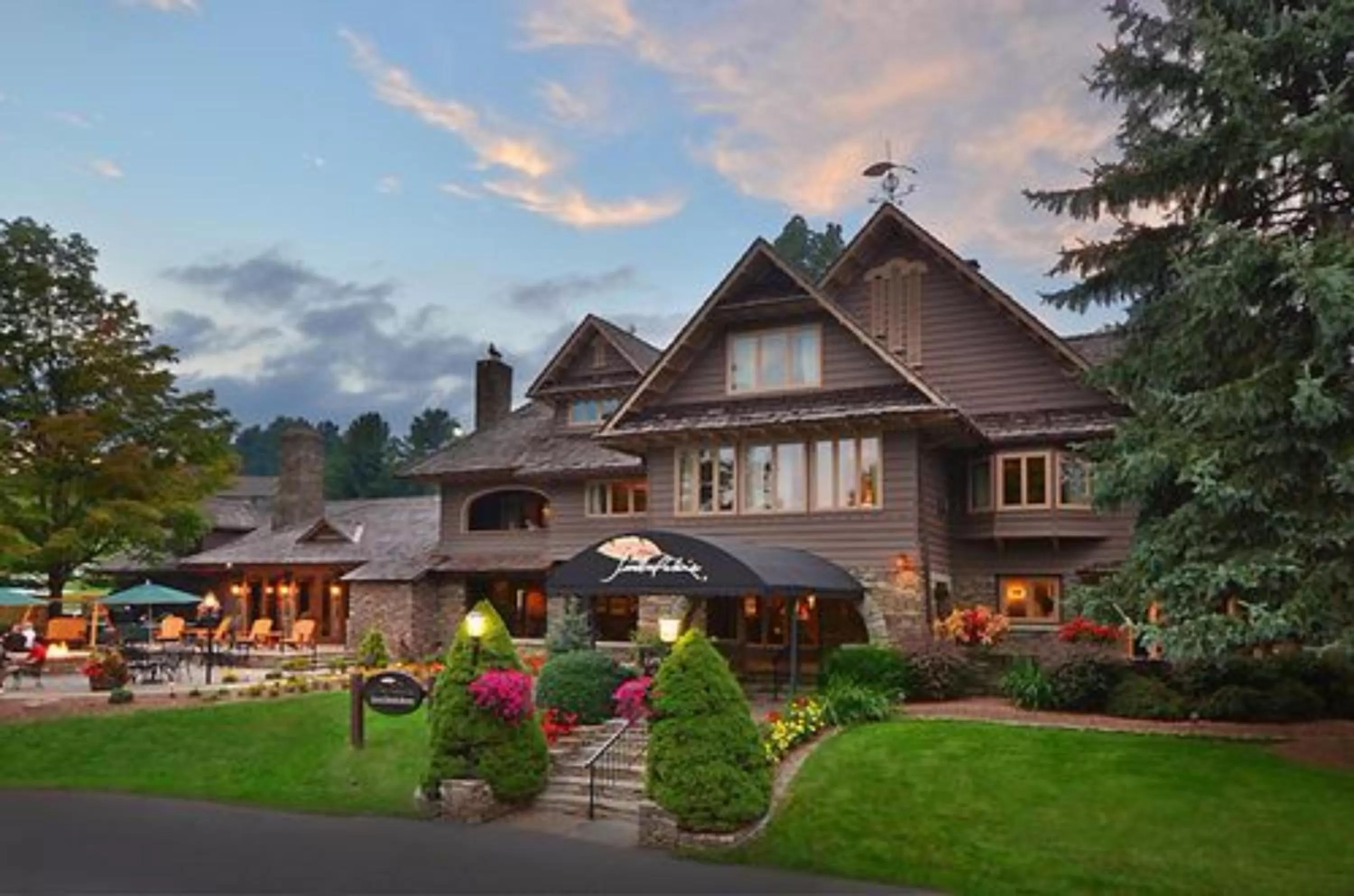 Facade/entrance, Property Building in Chetola Resort Condominiums