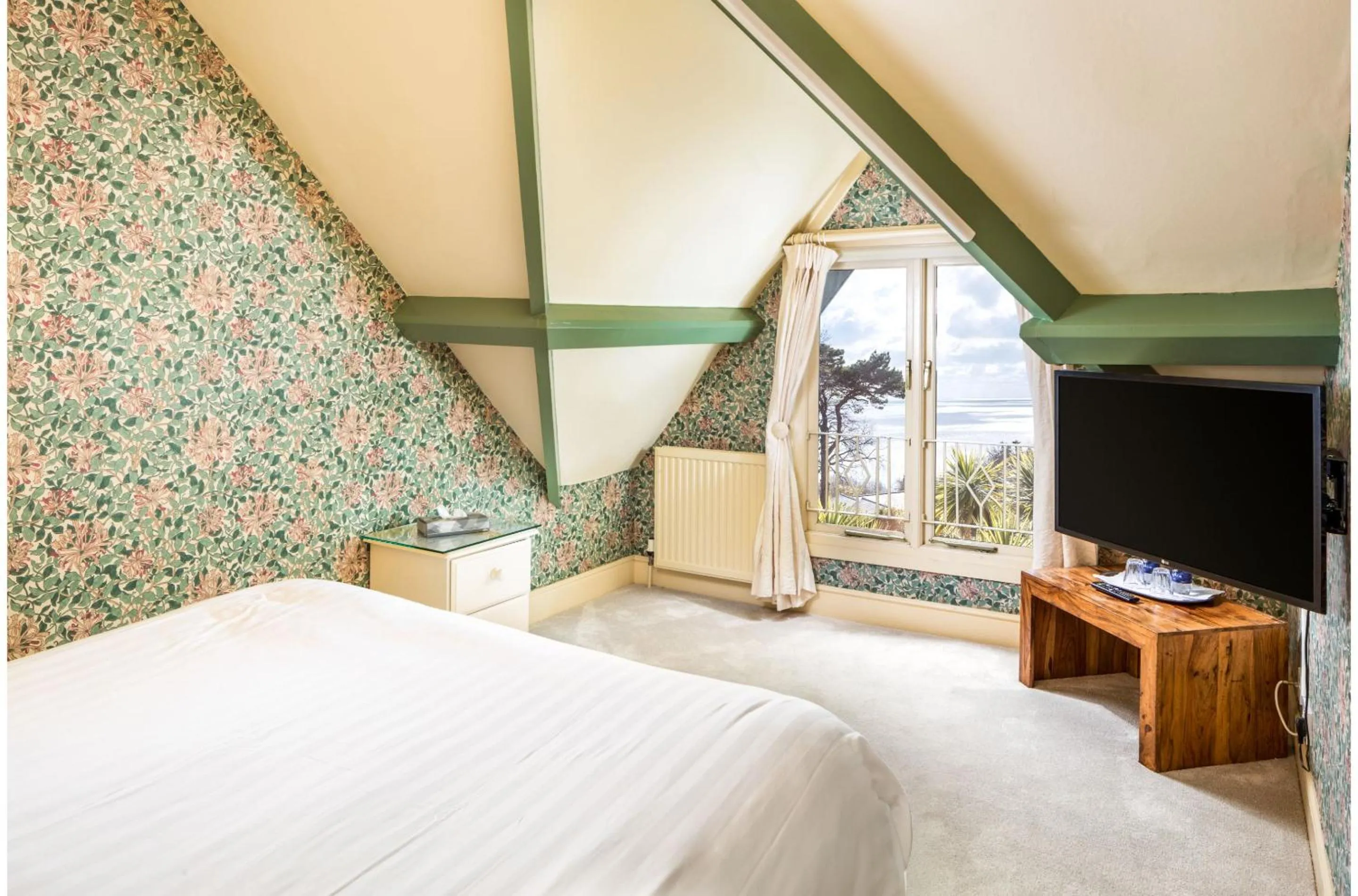 Bedroom, Bed in Orestone Manor