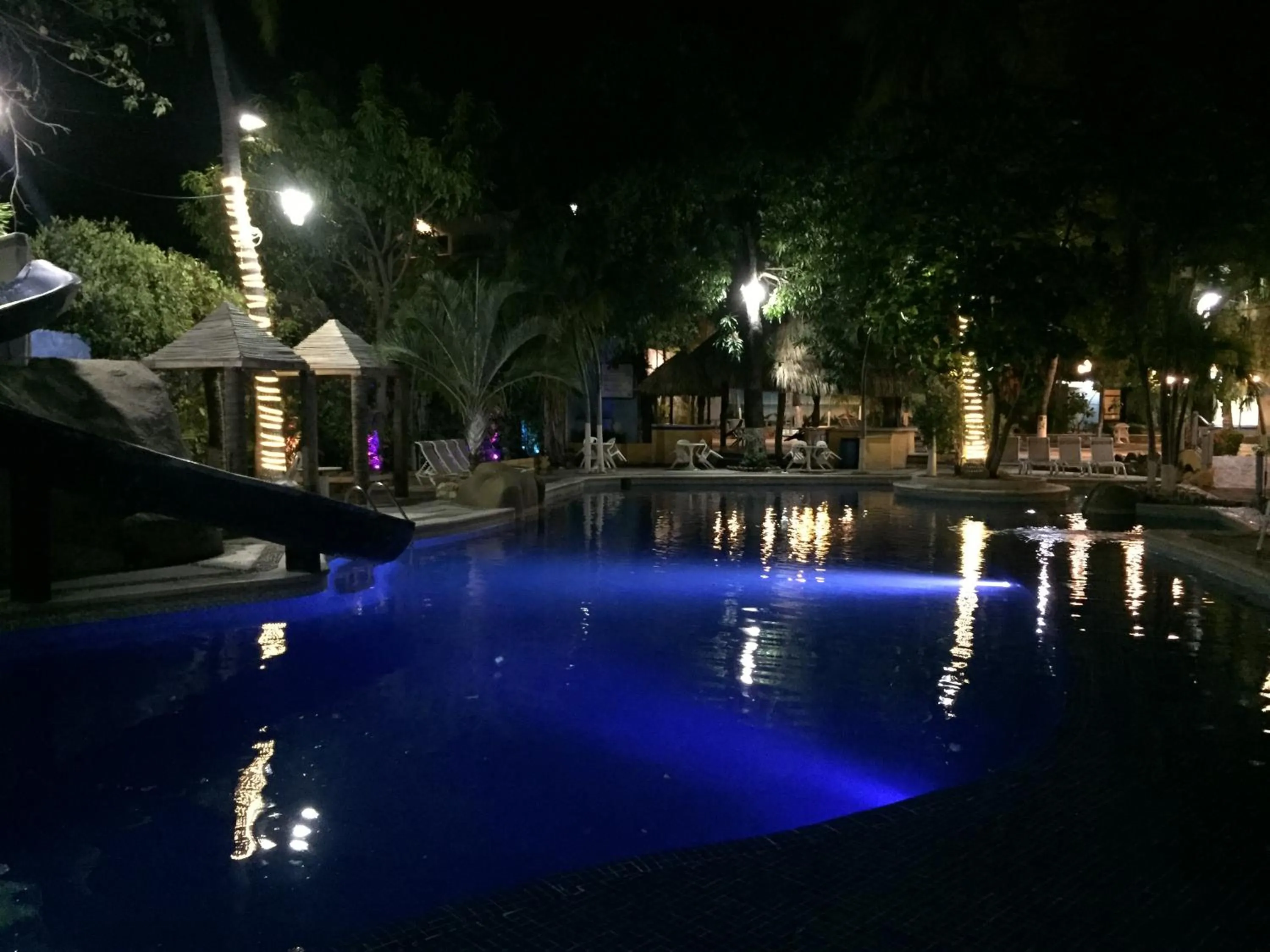 Swimming pool in Hotel Club del Sol Acapulco by NG Hoteles