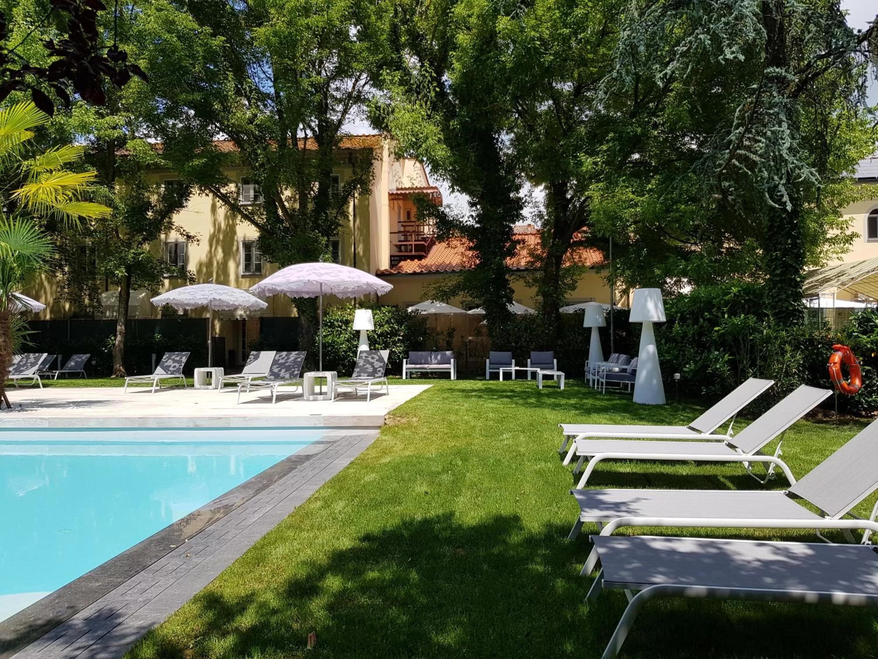 Swimming pool in Hotel Hambros - Il Parco in Villa Banchieri