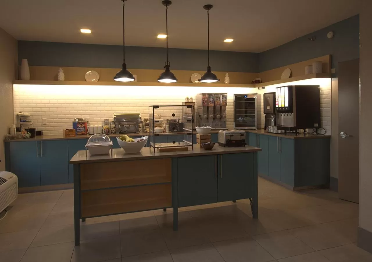 Restaurant/places to eat in Country Inn & Suites by Radisson, Moline Airport