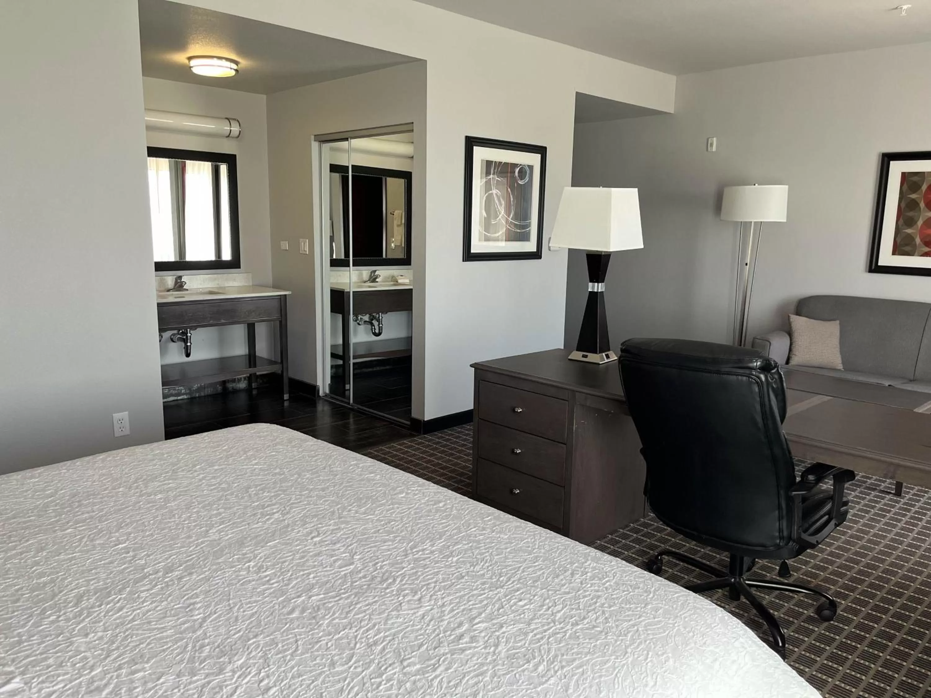 Bedroom, Bed in Studio 6 Suites Pearsall, TX