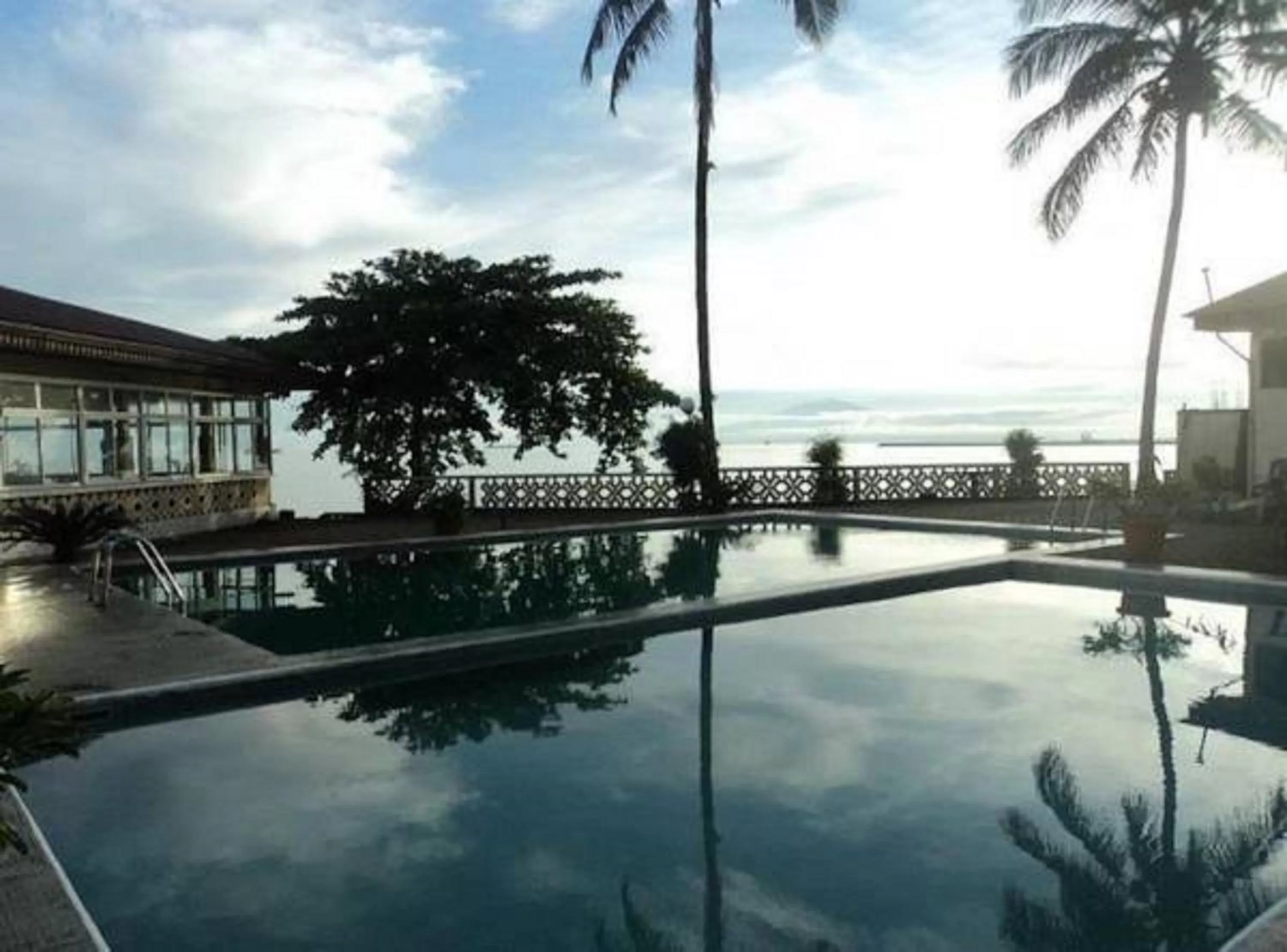 Swimming pool in Fini Hotel Bobende