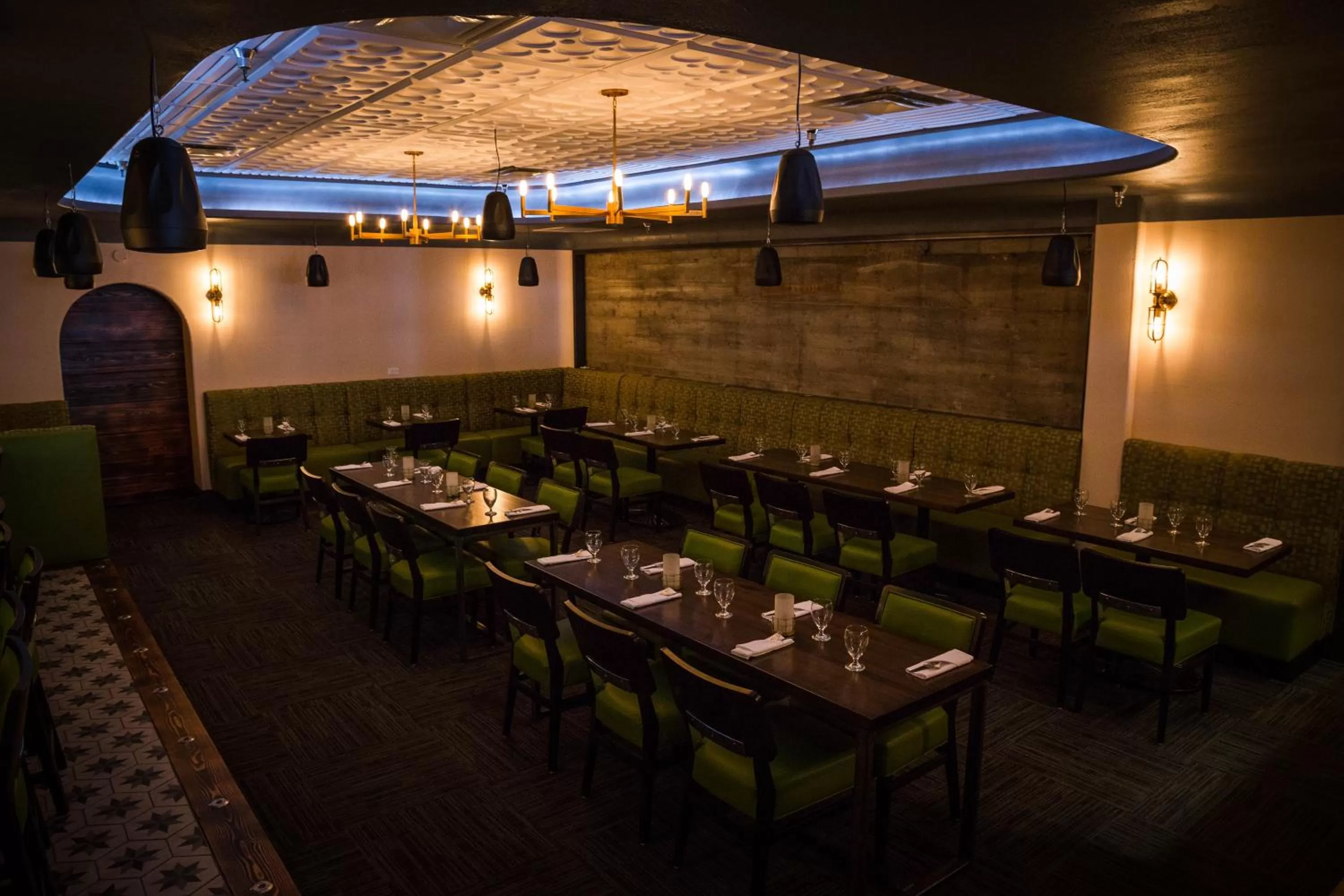 Restaurant/places to eat in Adventure Hotel