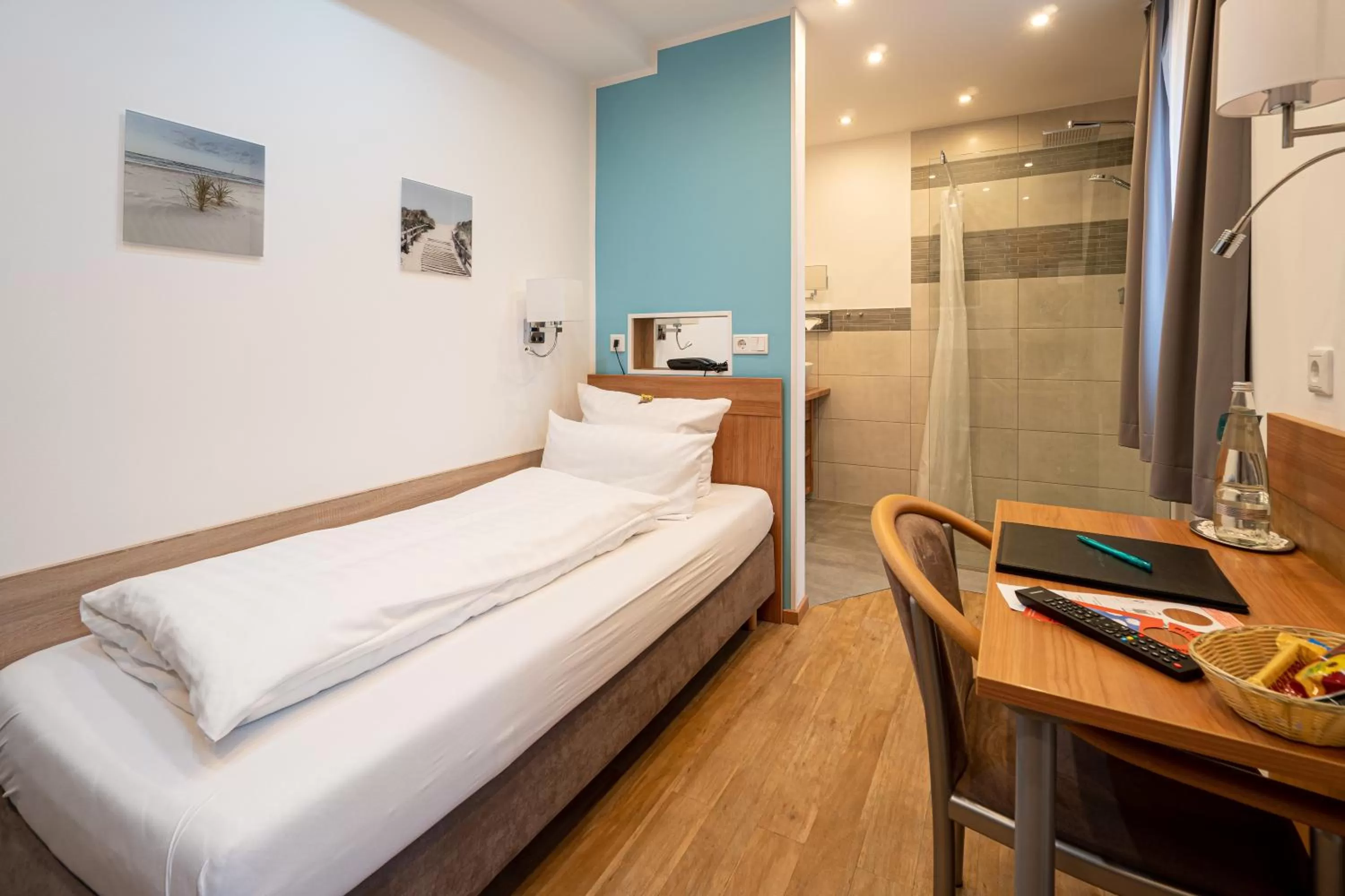 Photo of the whole room, Bed in Hotel Deutscher Hof