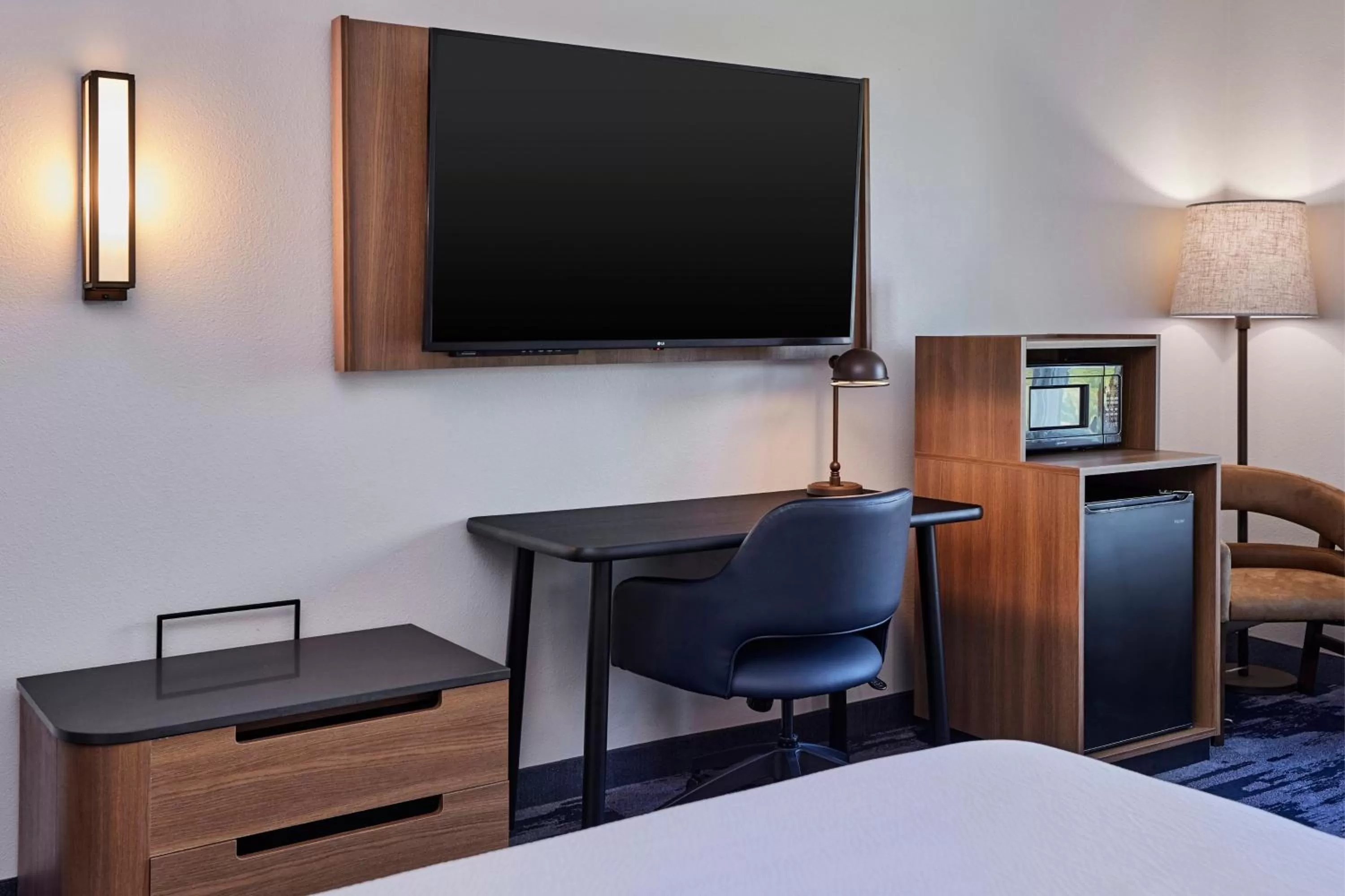 Photo of the whole room, Bed in Fairfield Inn & Suites Burlington