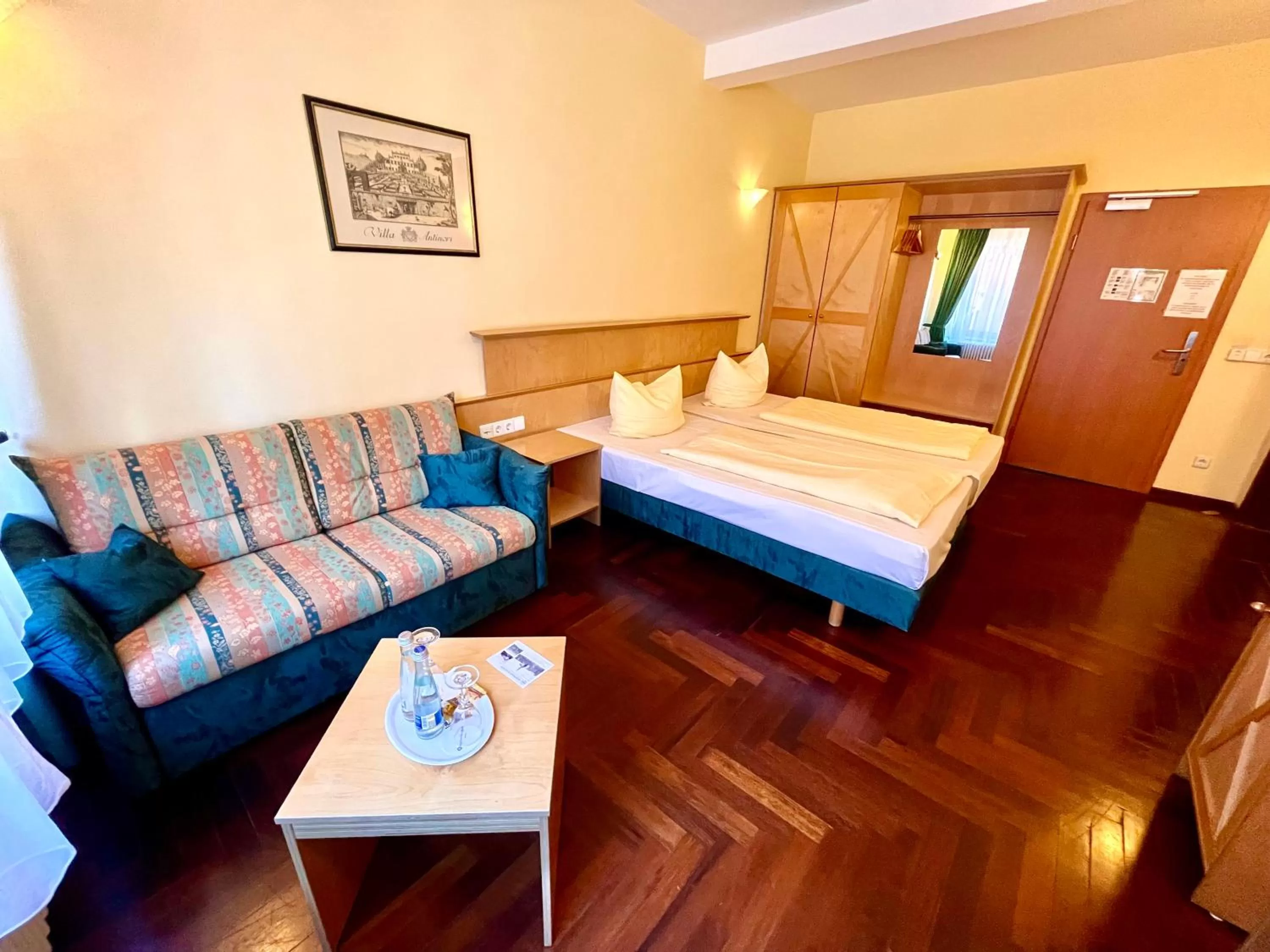 Photo of the whole room, Bed in Hotel Hoepfner Burghof