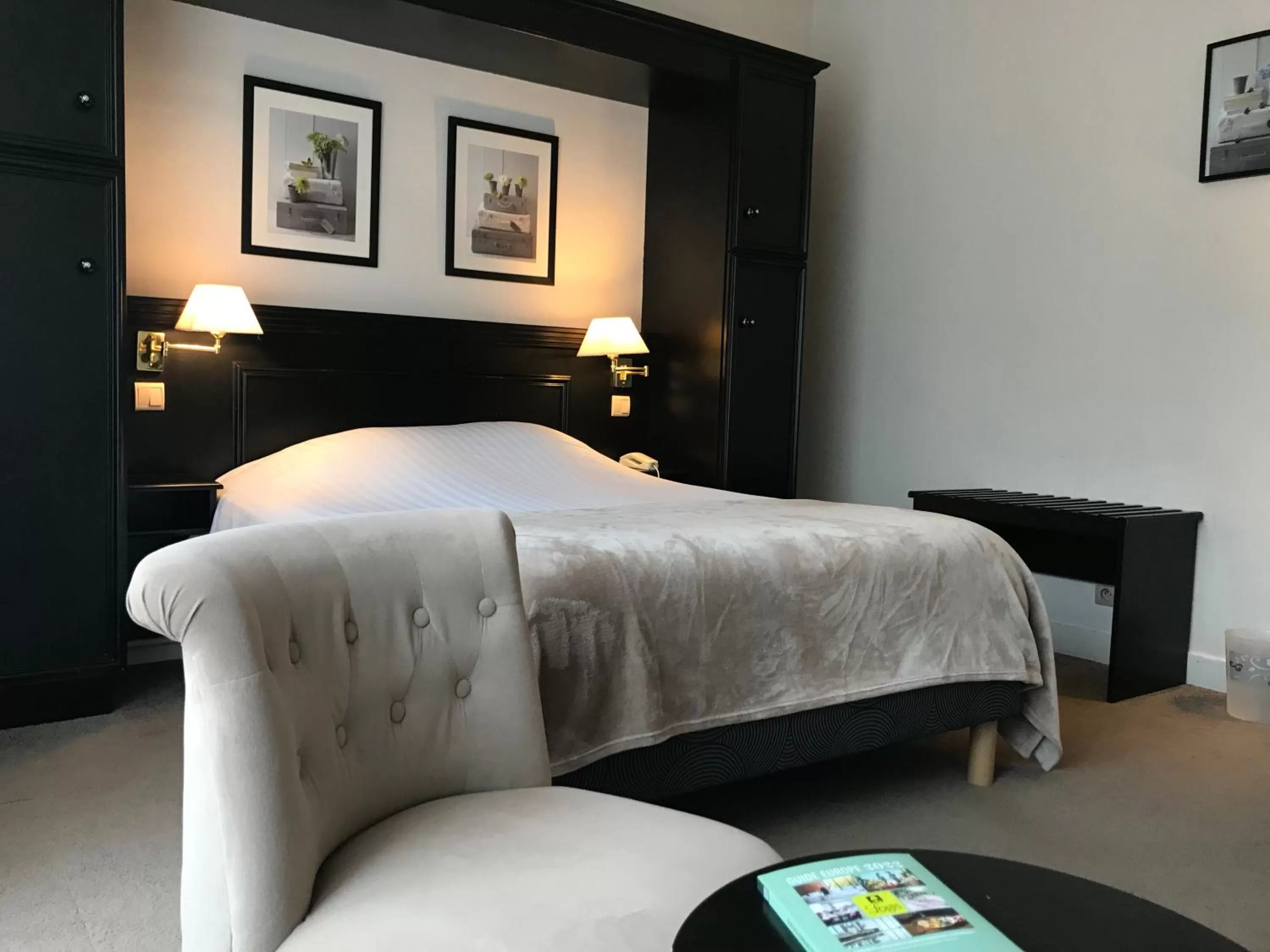 Bed in Logis Hôtel Les Airelles Neufchâtel En Bray