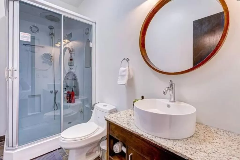 Shower in Mountain Retreat, Pool & Hot Tub, BBQ, Patio, King Bed, Sleeps 6!