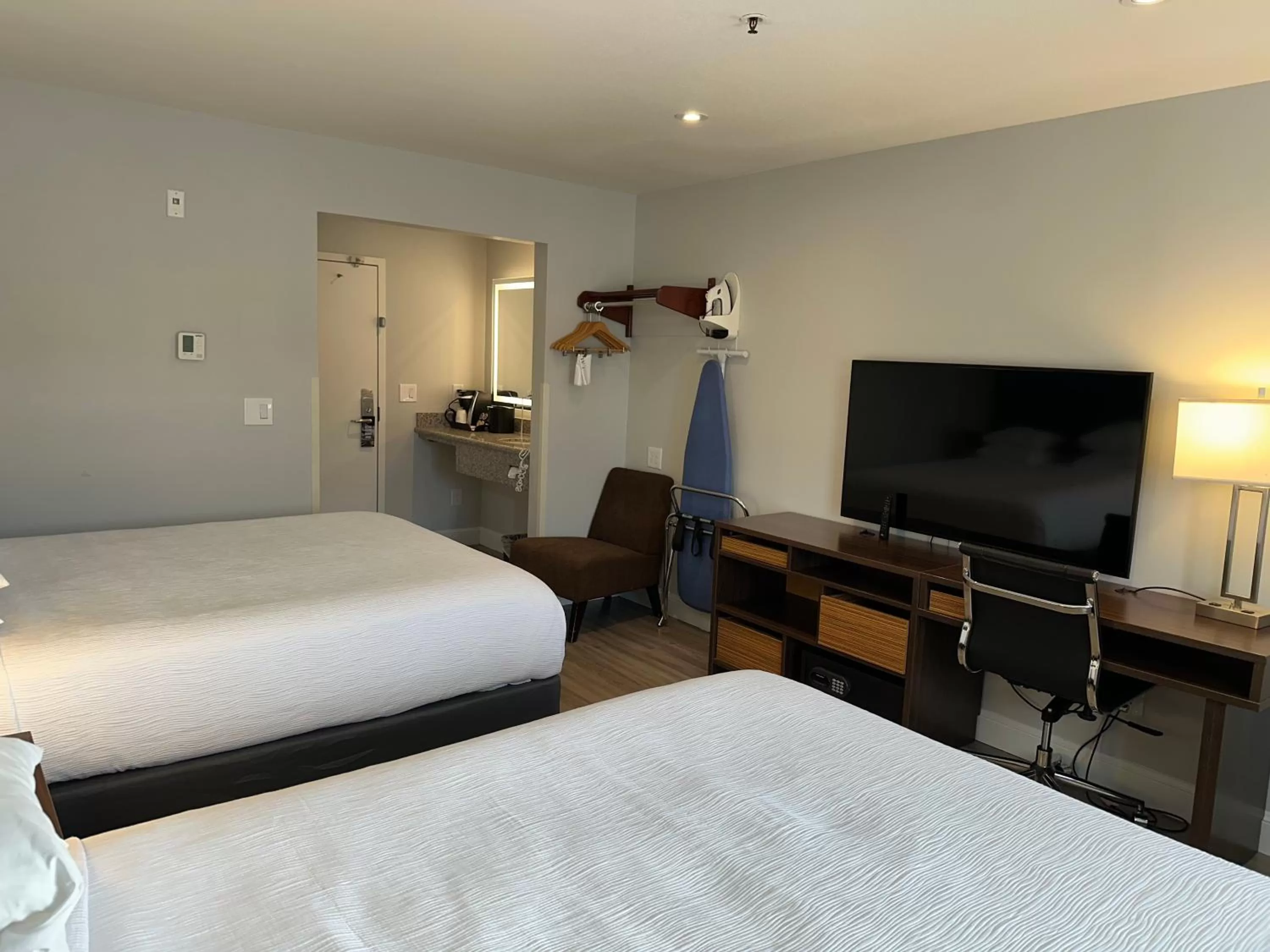 Bed, TV/Entertainment Center in Super 8 by Wyndham San Bruno /SF Intl Arpt West