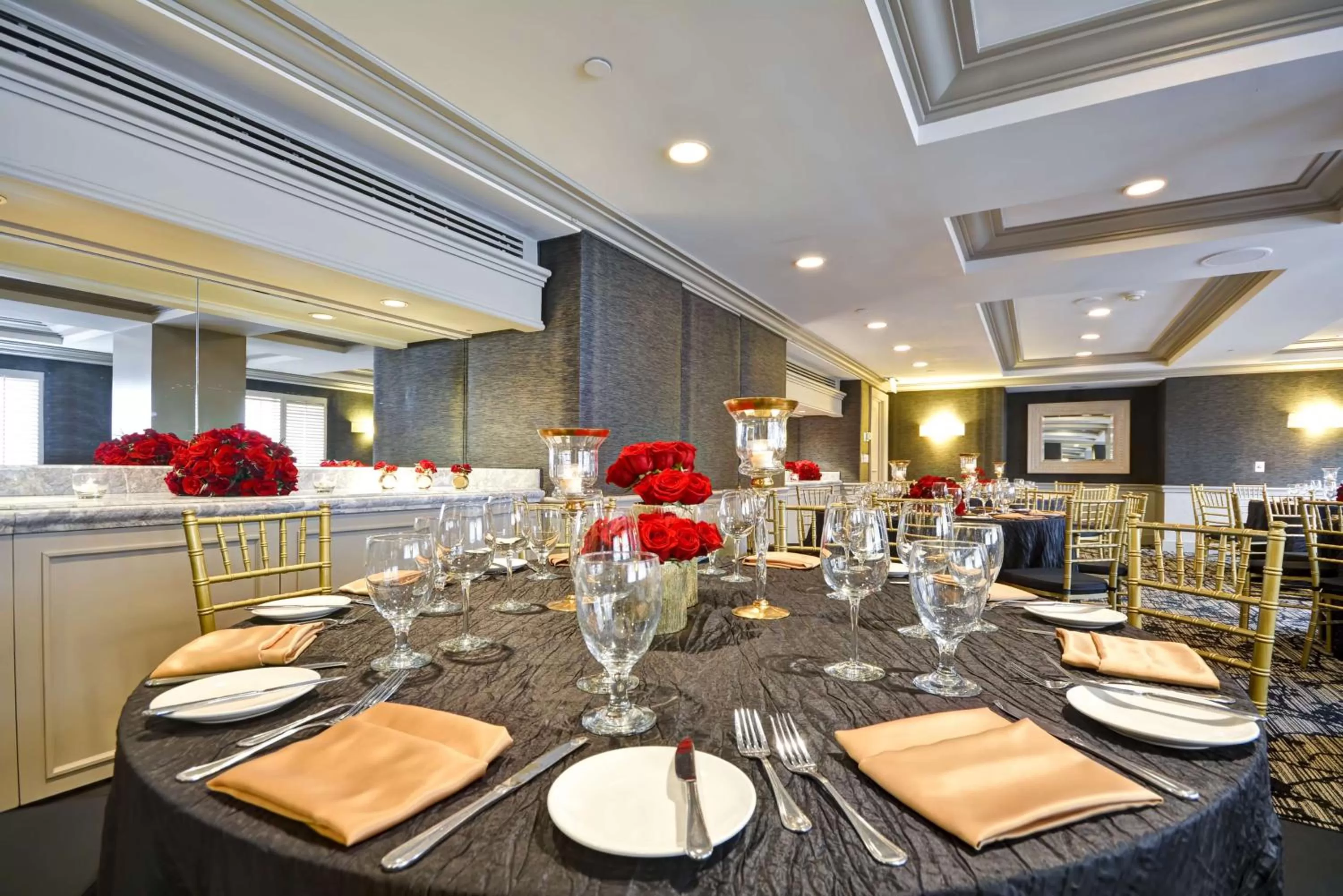 Dining area in Hilton Checkers Los Angeles