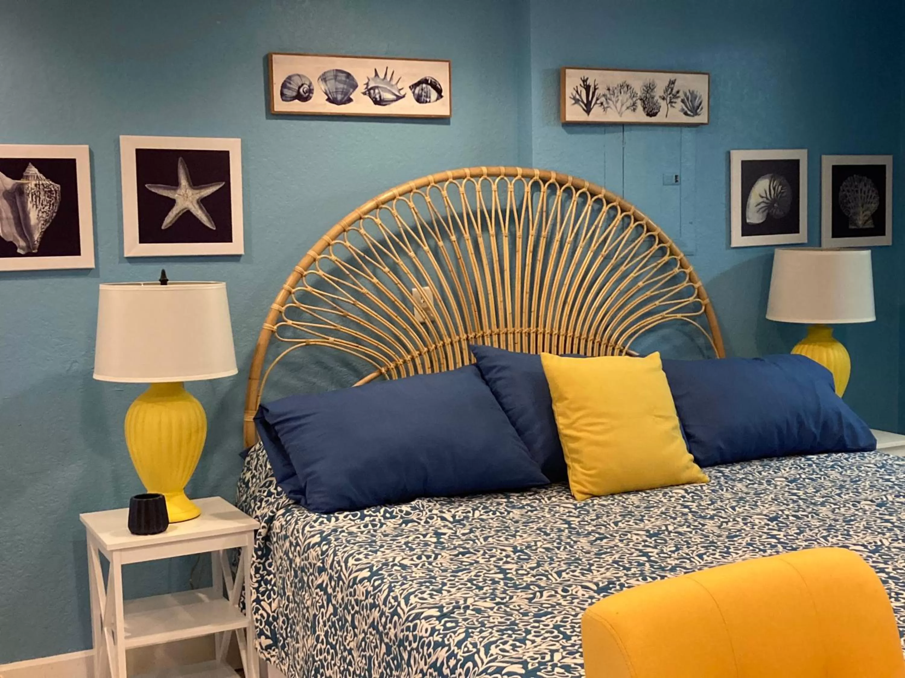 Bed in 3Gulls Inn Ozona-Boutique Hotel-Steps from Restaurants & Brewery-SwimSpa Pool-Pet Friendly