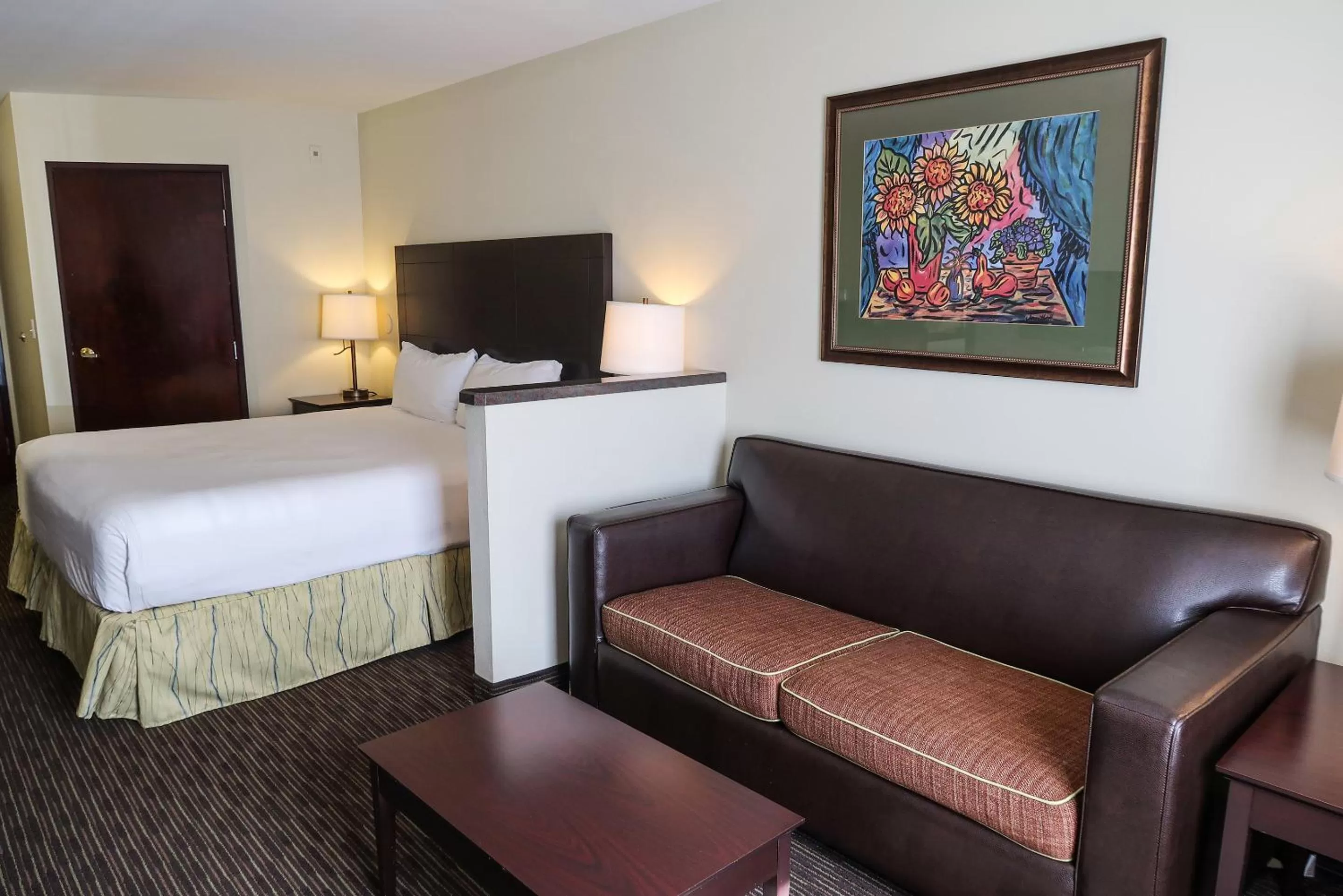 TV and multimedia, Bed in Oxford Suites Portland - Jantzen Beach