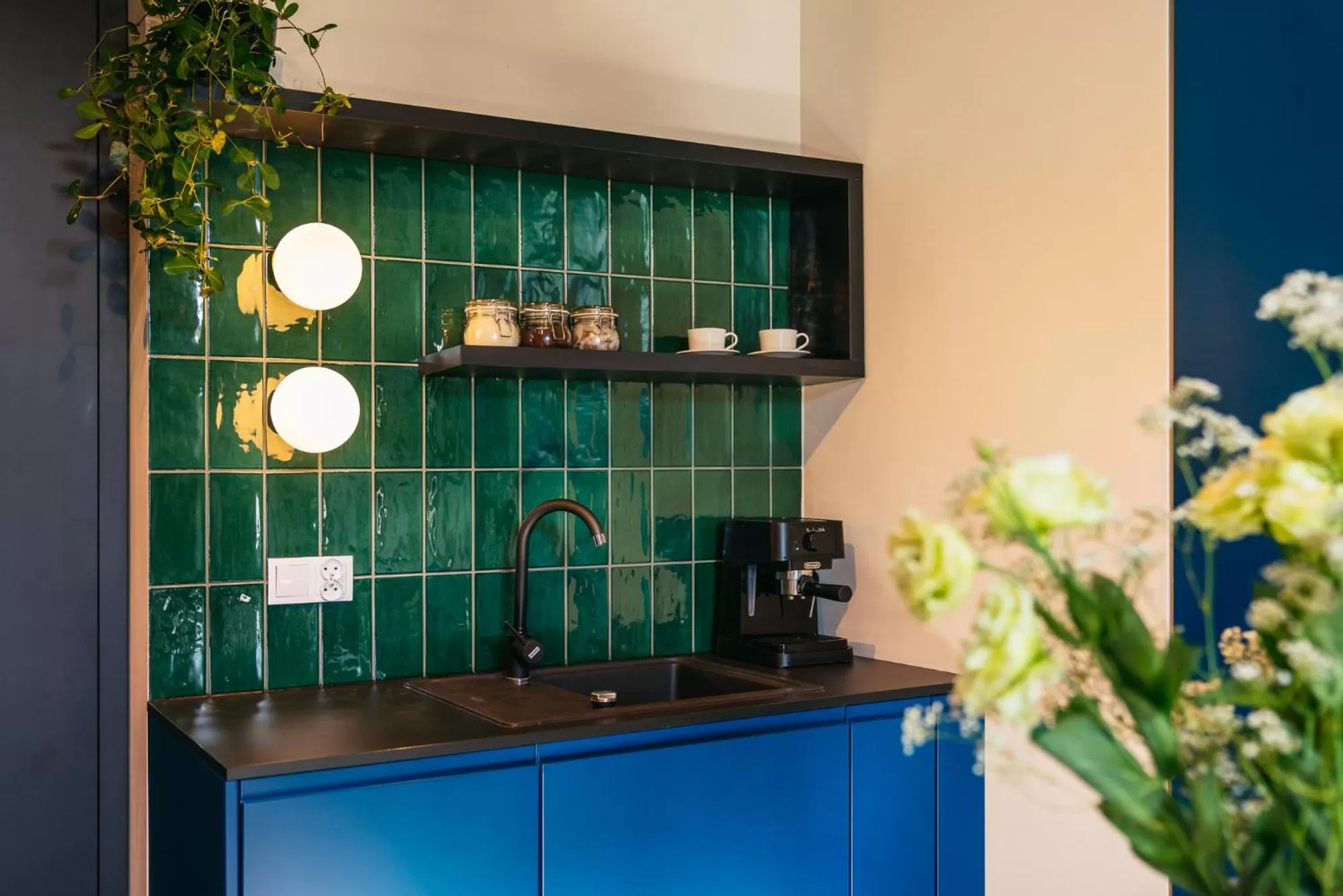 Coffee/tea facilities, Kitchen/Kitchenette in Estery12 by Loft Affair