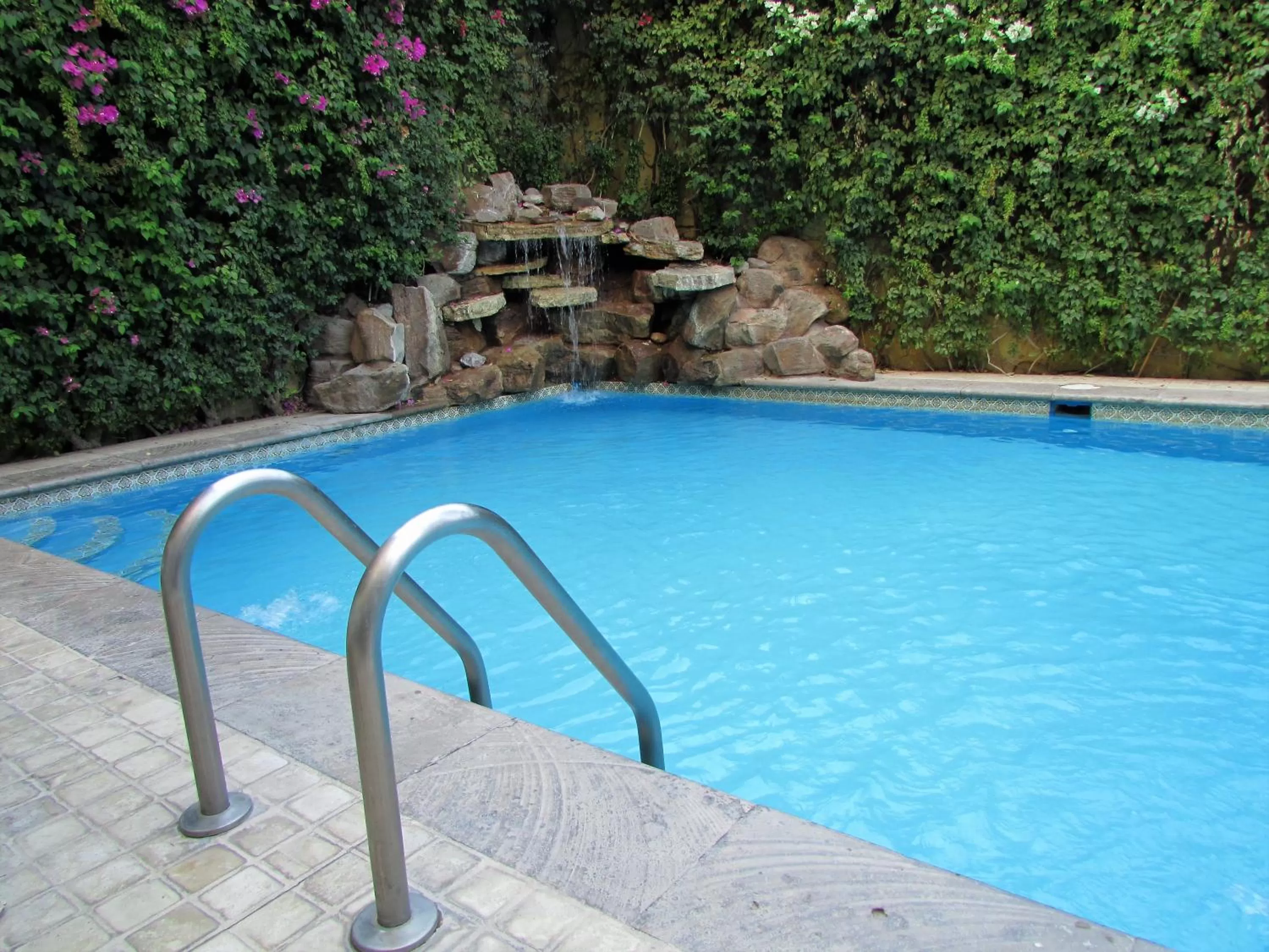 Swimming pool in Best Western Hotel Posada Del Rio Express