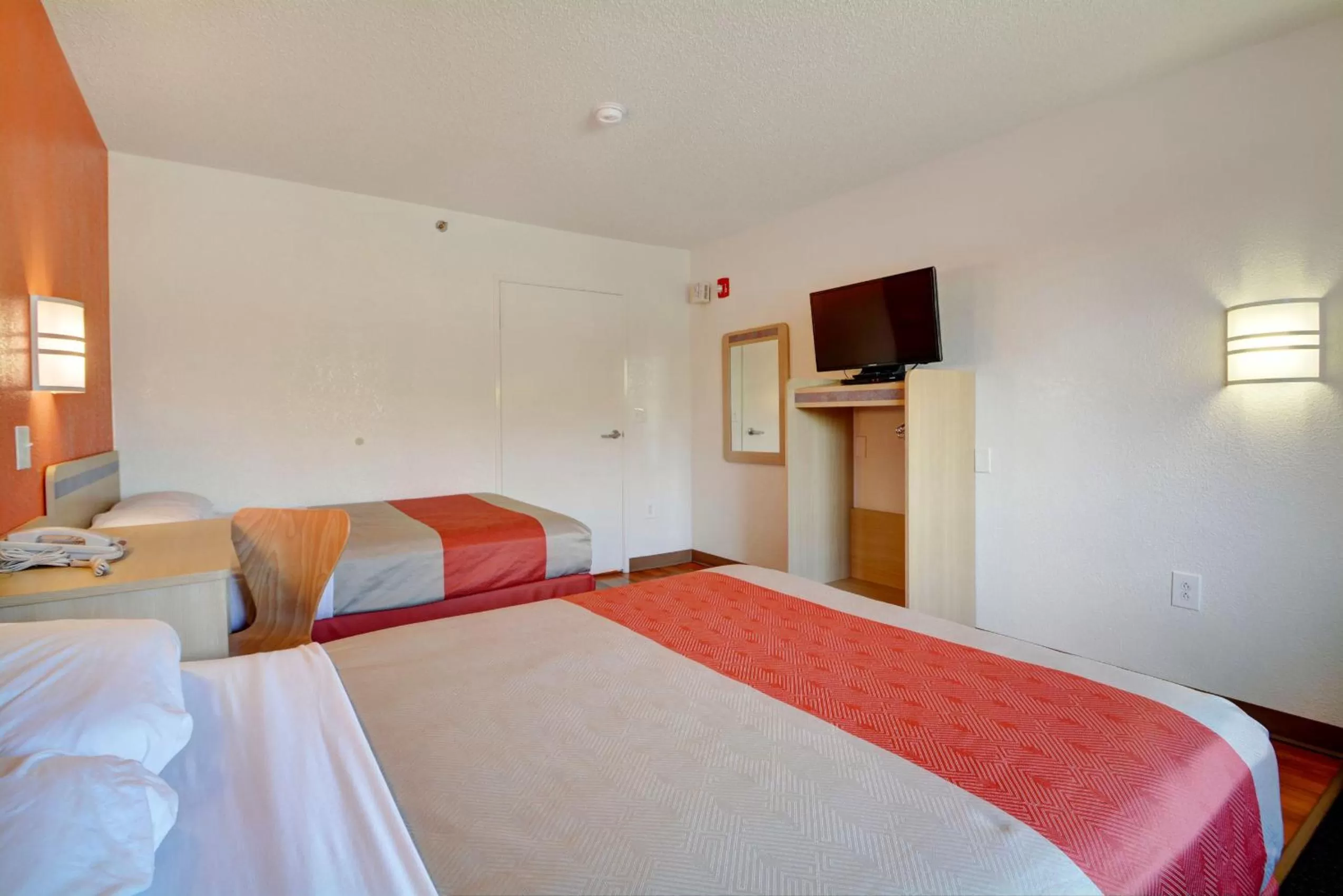 Bedroom, Bed in Motel 6-Wethersfield, CT - Hartford